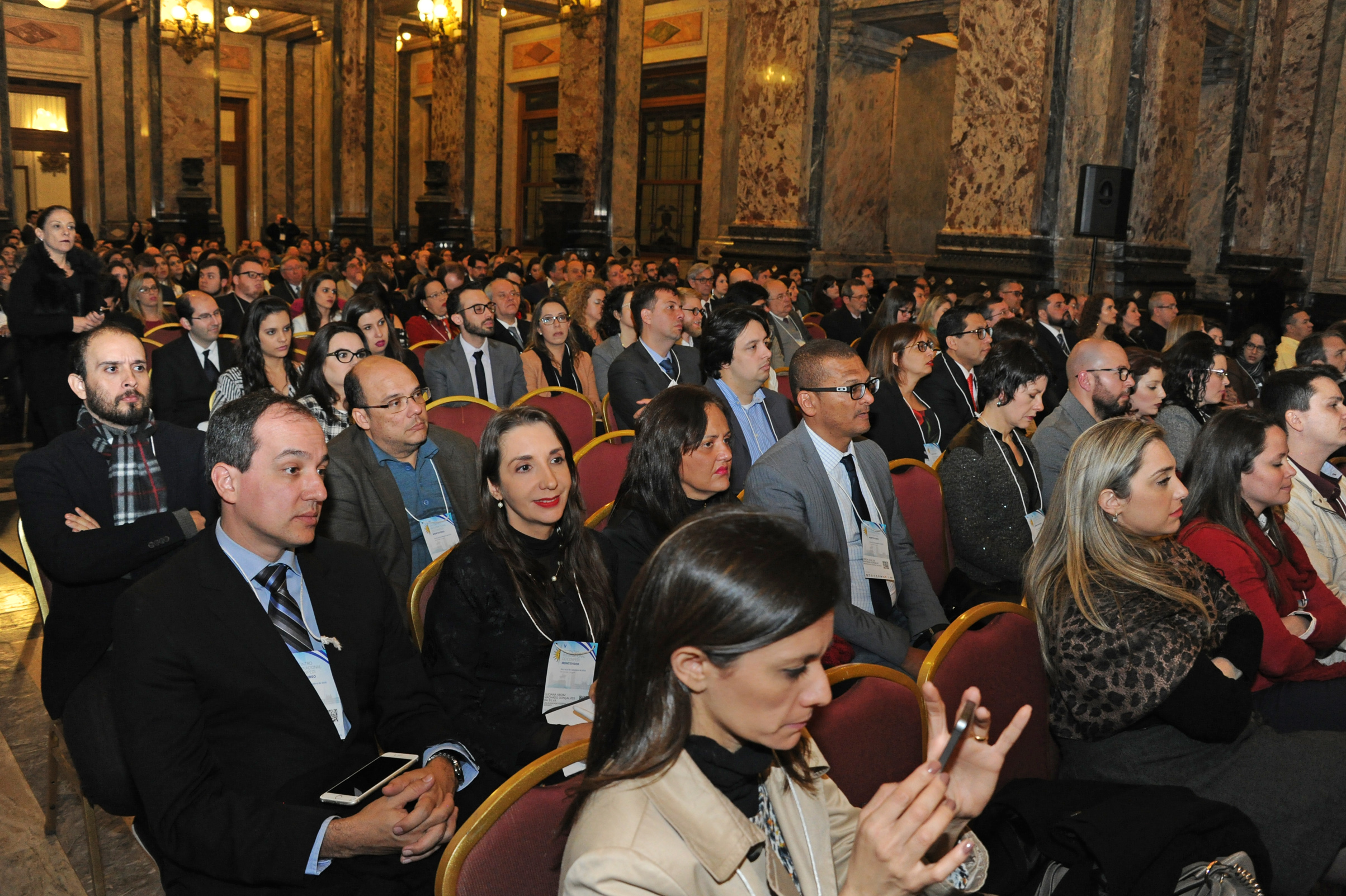 Autoridades y público asistentes a la apertura