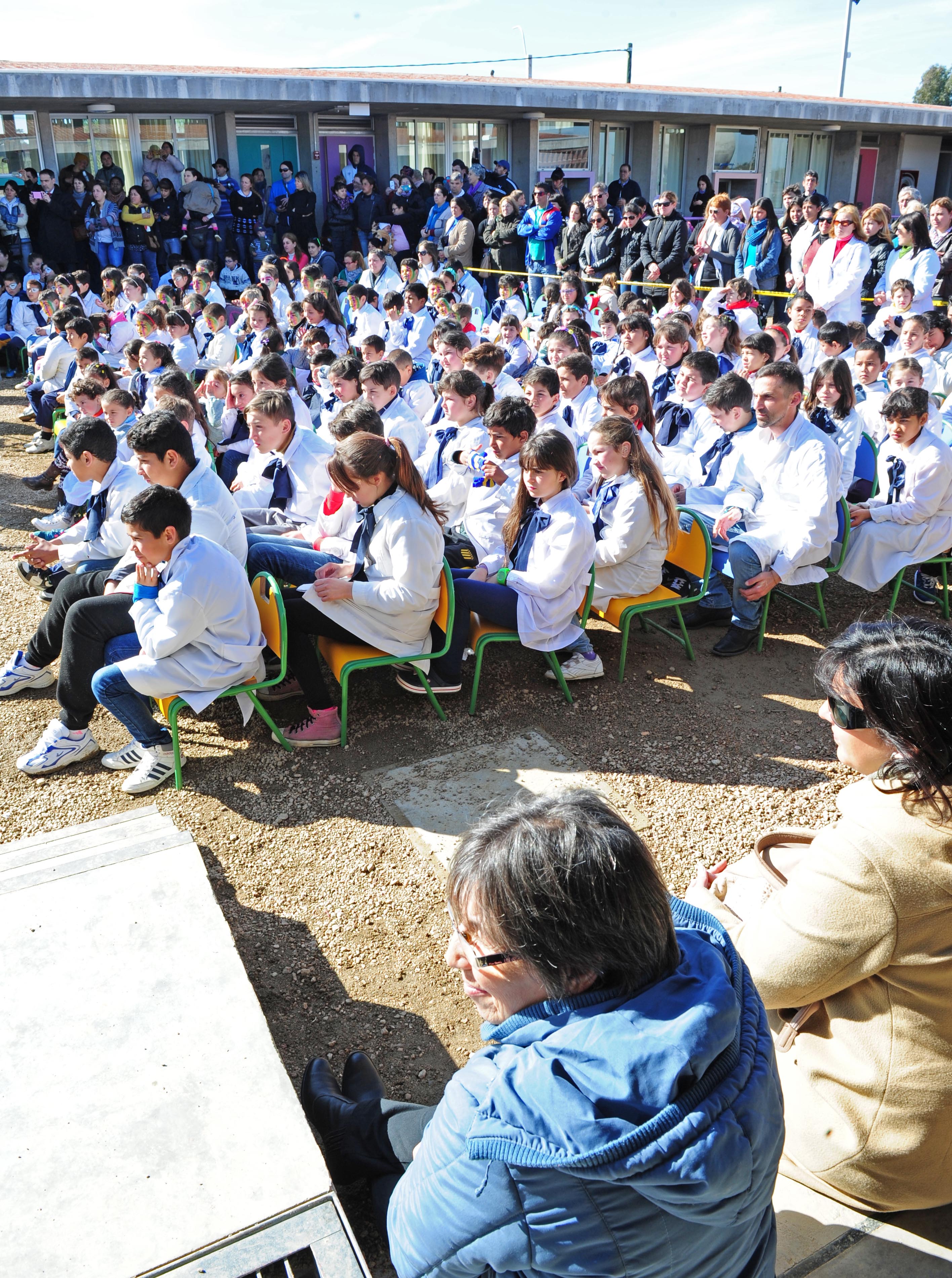 Escolares e invitados en la inauguración
