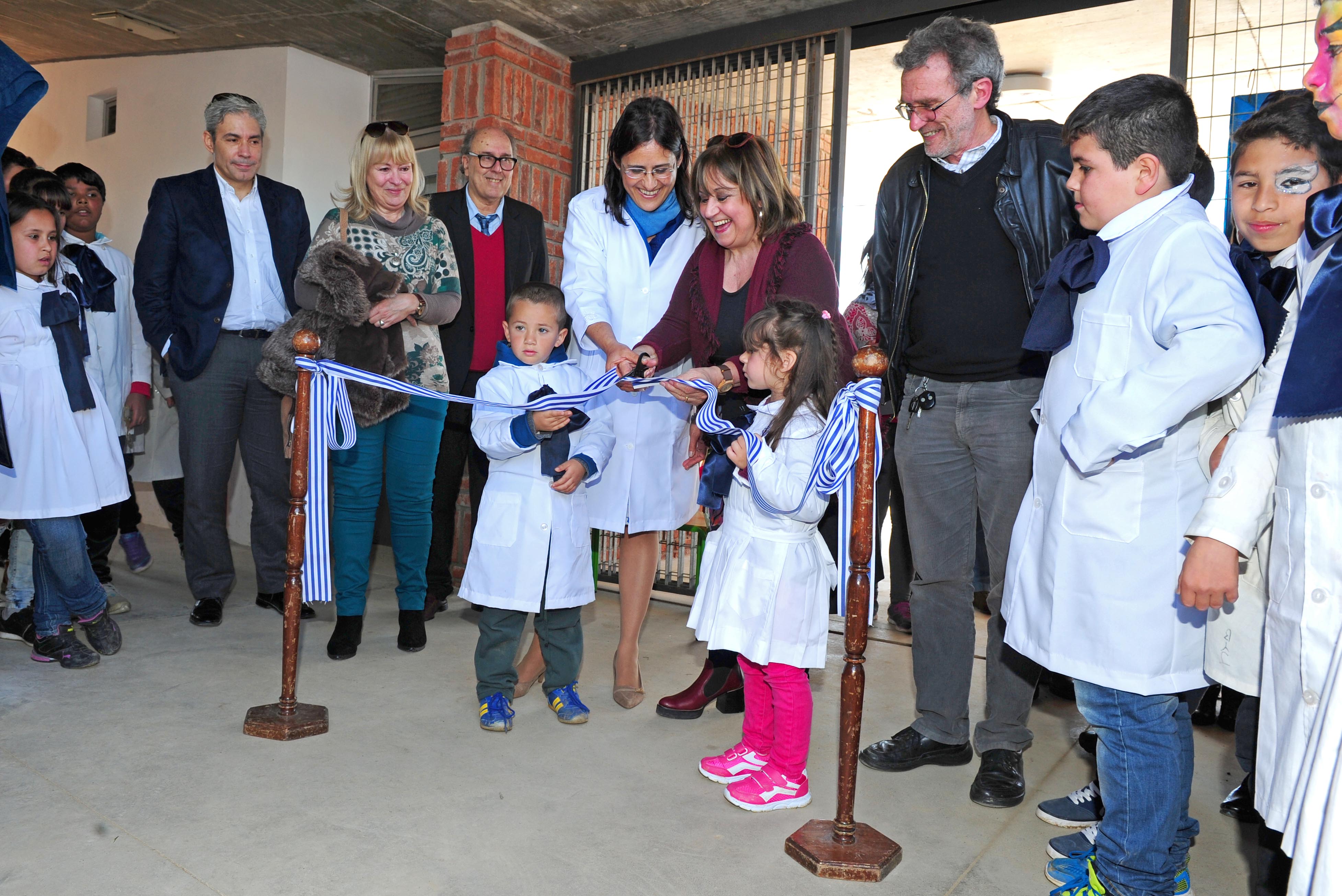 La directora general del Consejo de Educación Inicial y Primaria (CEIP), Irupé Buzzetti realiza el corte de cinta inaugural