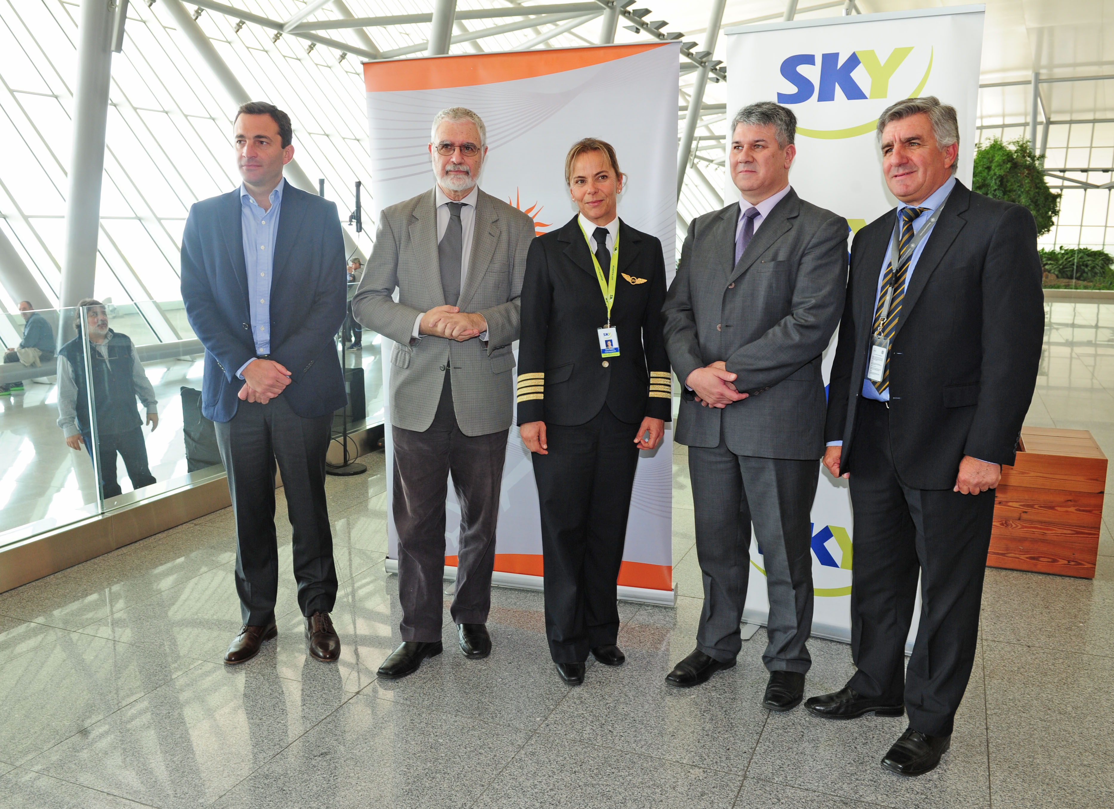 Subsecretario de Turismo, Benjamín Liberoff junto a autoridades de Sky Airlines y Aeropuerto Internacional de Carrasco