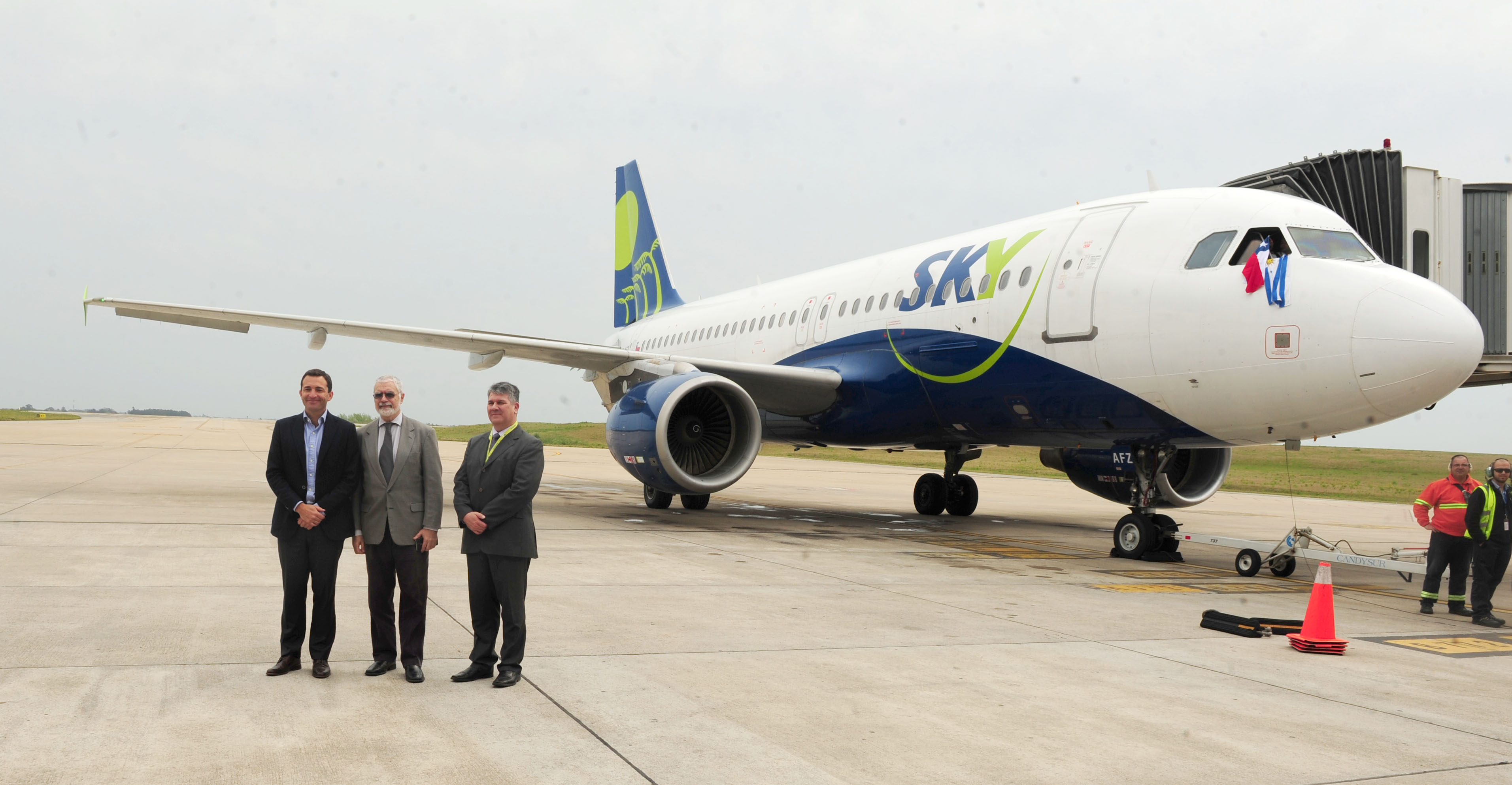 Autoridades junto a avión de Sky Airlines