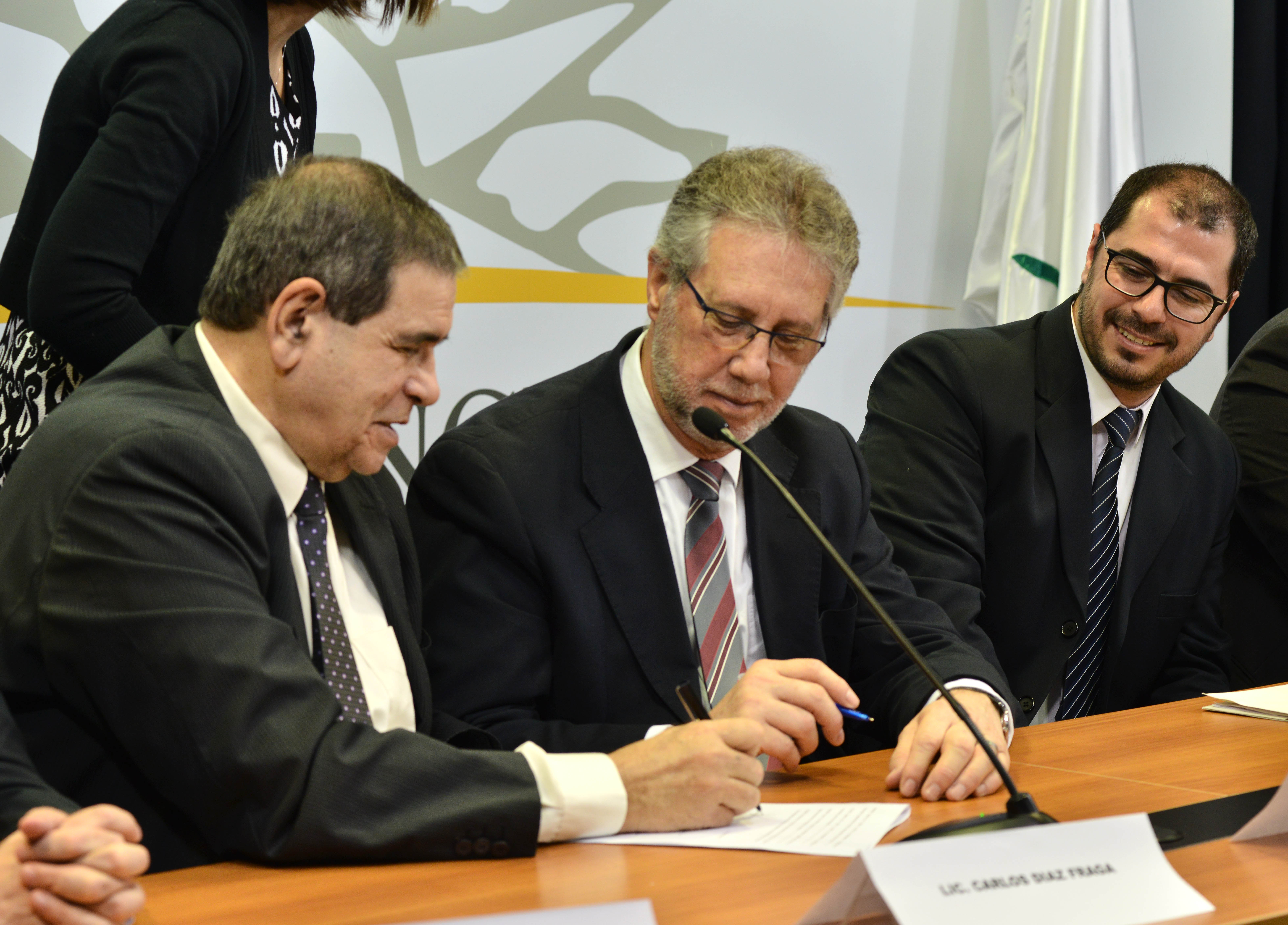 Carlos Díaz firma el convenio