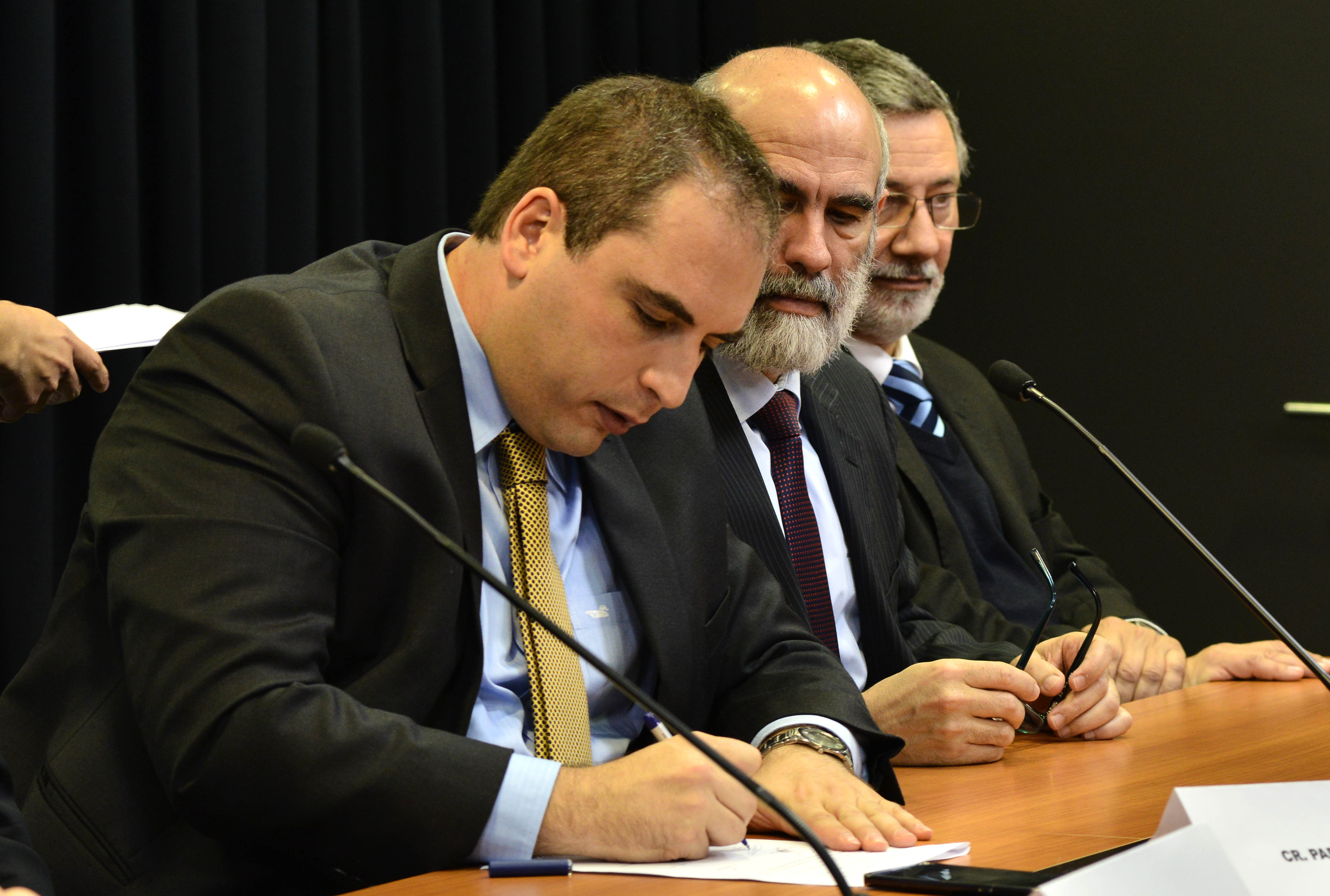 Pablo Ferreri firma el convenio