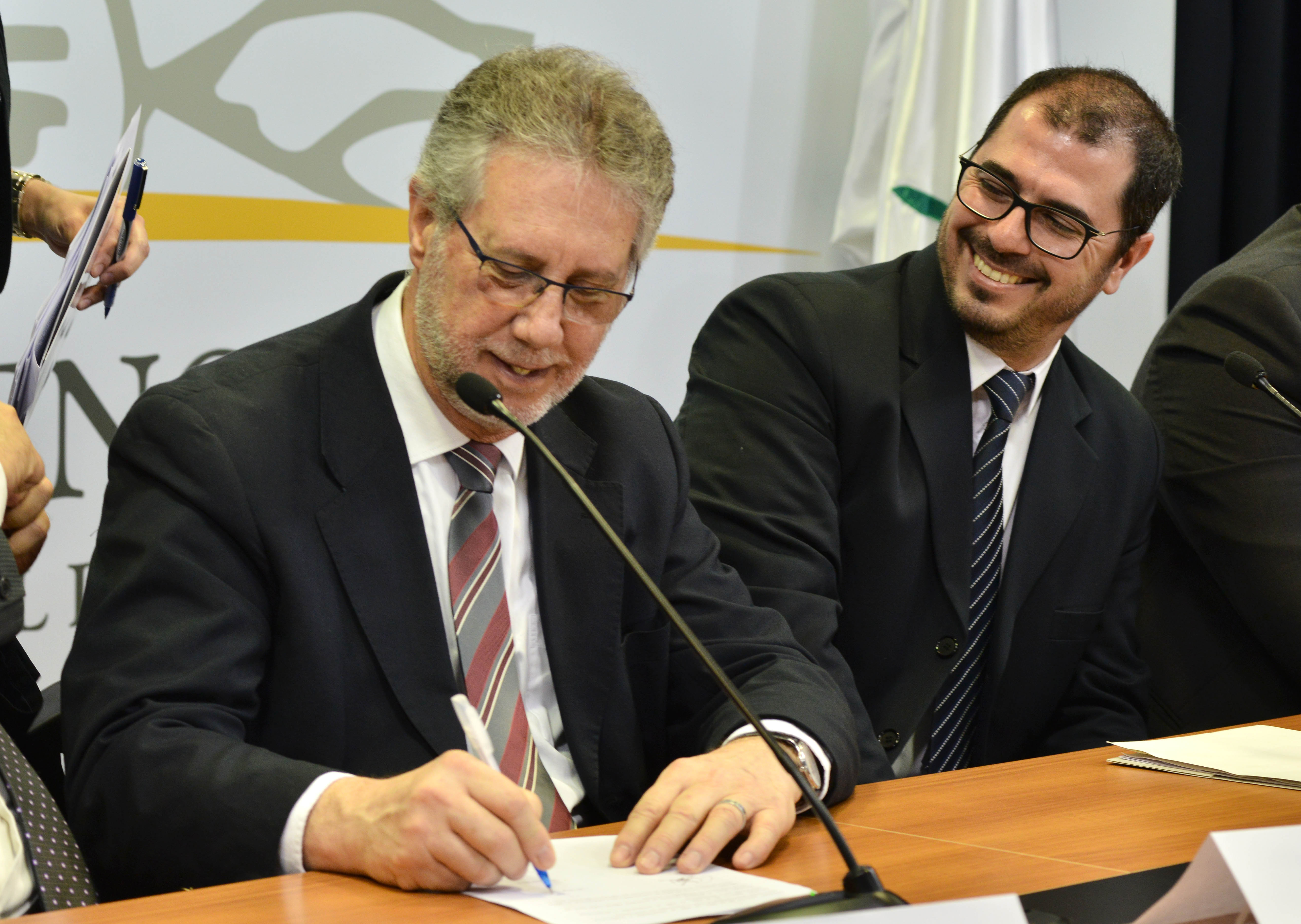 Jorge Vázquez firma el convenio
