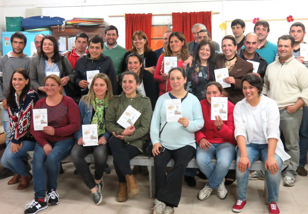 Estudiantes con sus certificados