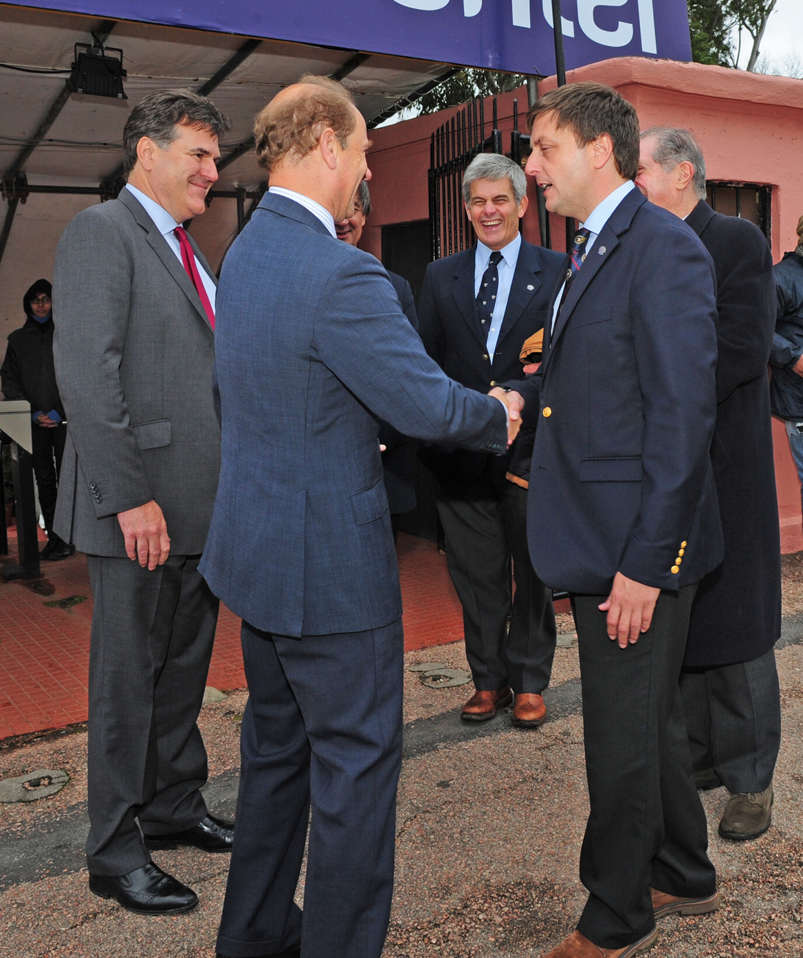 Príncipe Eduardo saluda a autoridades de la Asociación Rural del Uruguay, previo a retirarse de la Expo Prado 2016