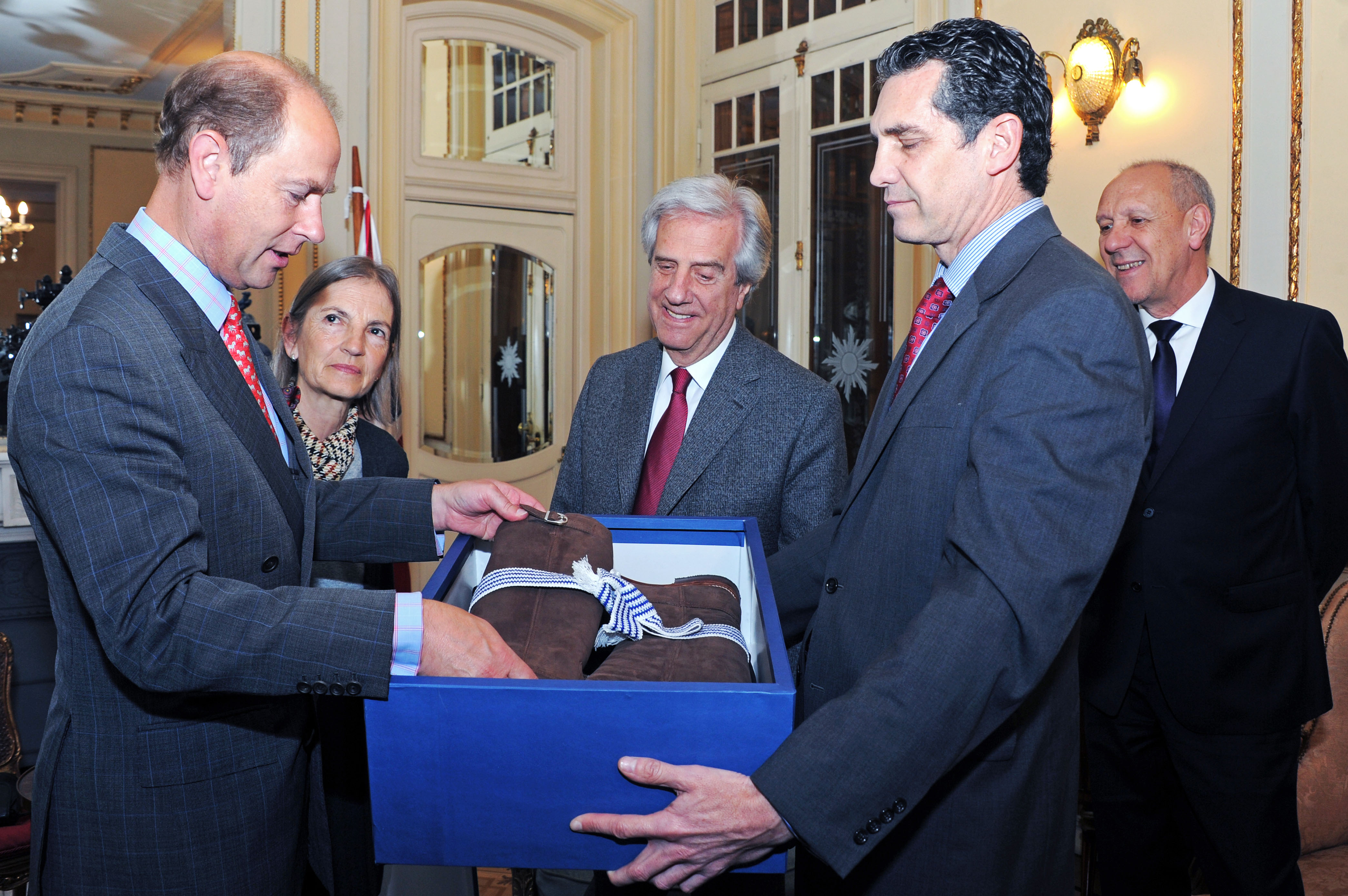 Vázquez hace entrega de obsequio al Príncipe Eduardo