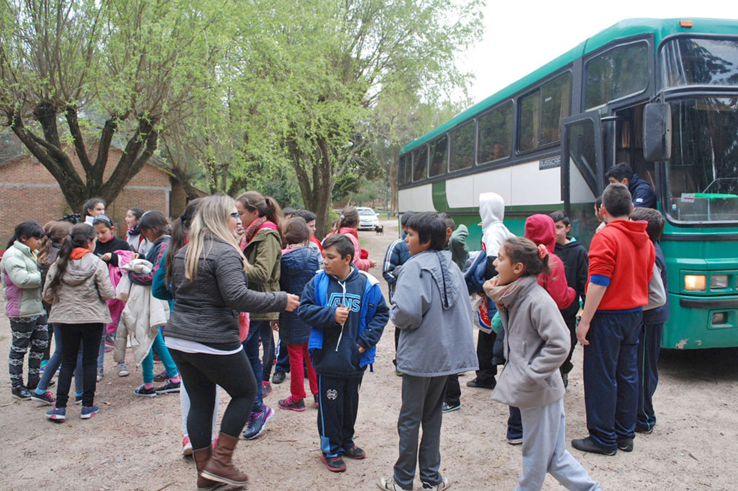 Grupo de escolares de Dolores participantes del campamento educativo