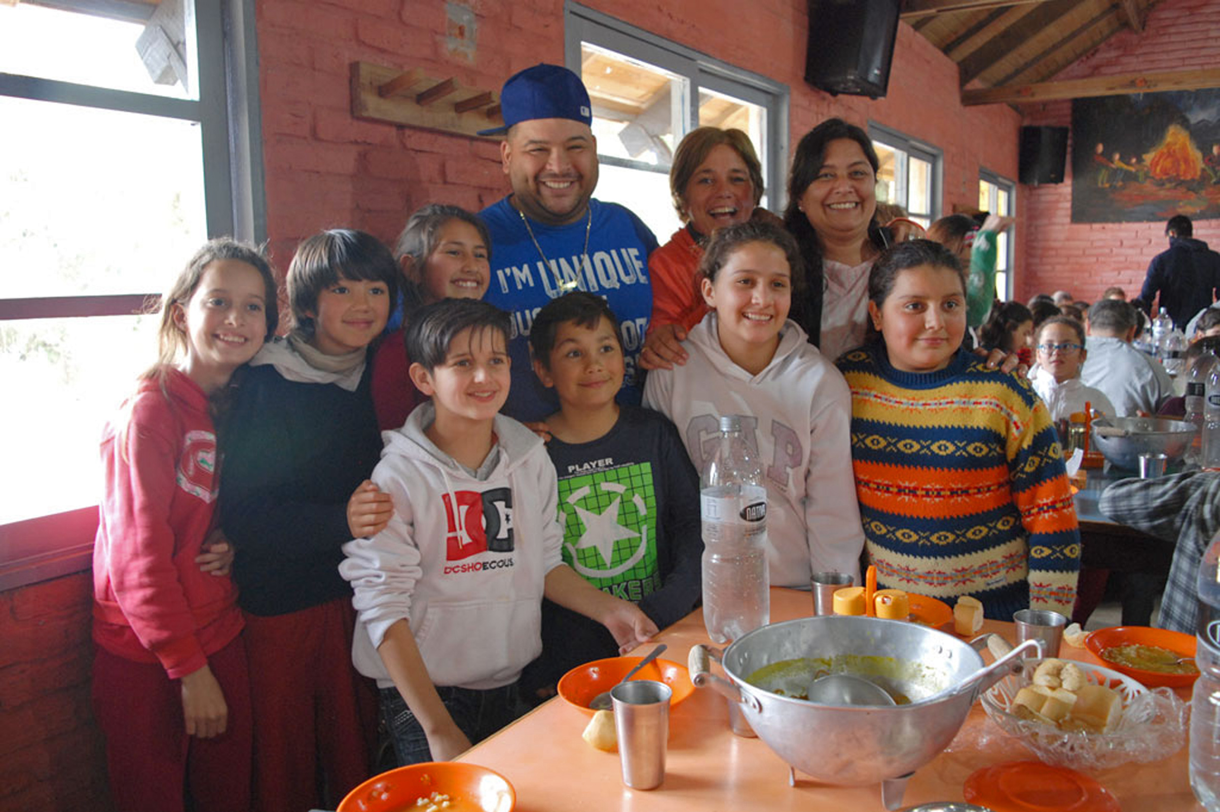 Grupo de escolares de Dolores participantes del campamento educativo junto al cantante El Guchi