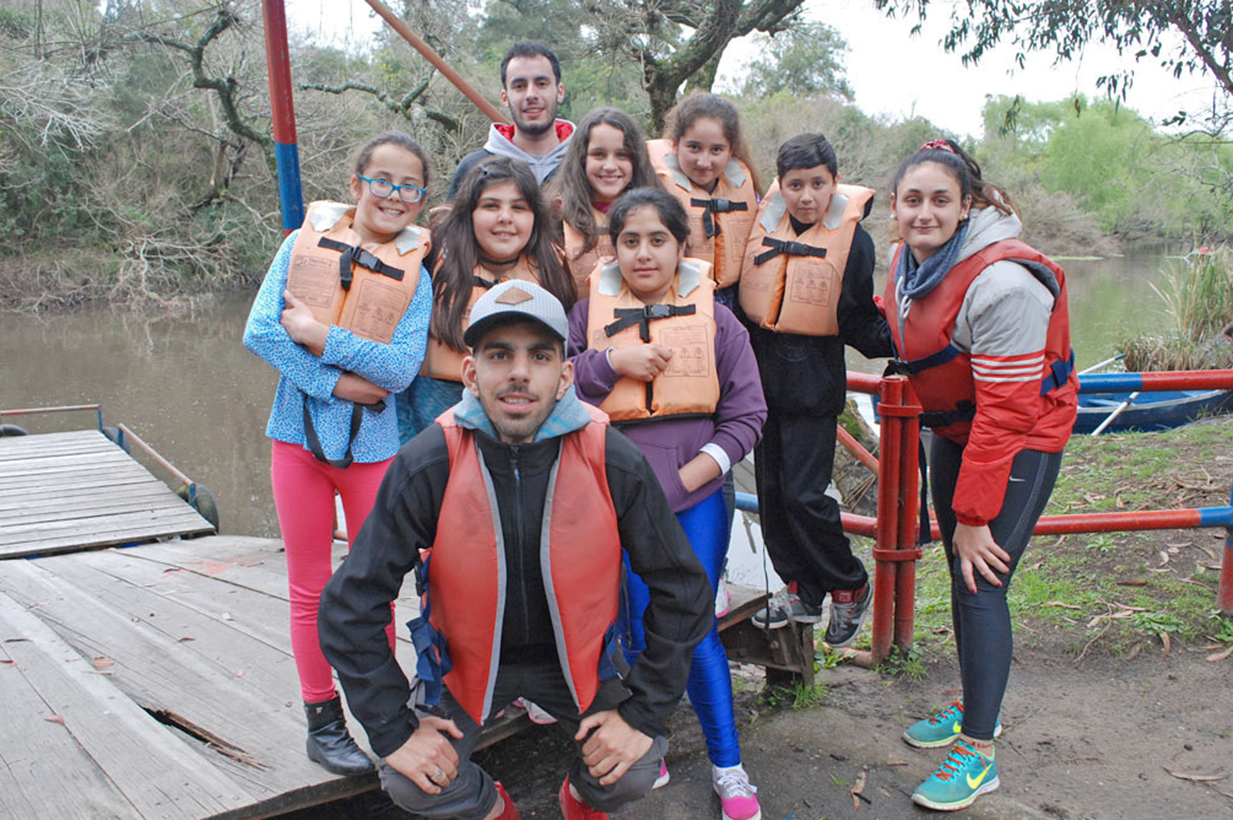 Grupo de escolares de Dolores participantes del campamento educativo