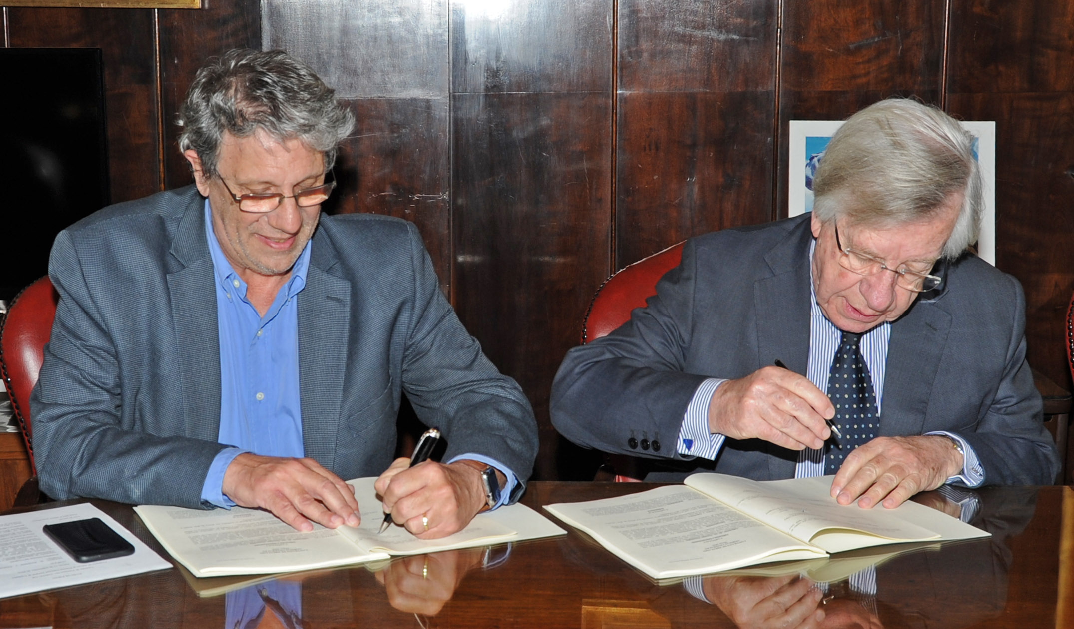 Juan José Taccone junto a Danilo Astori firmando el convenio