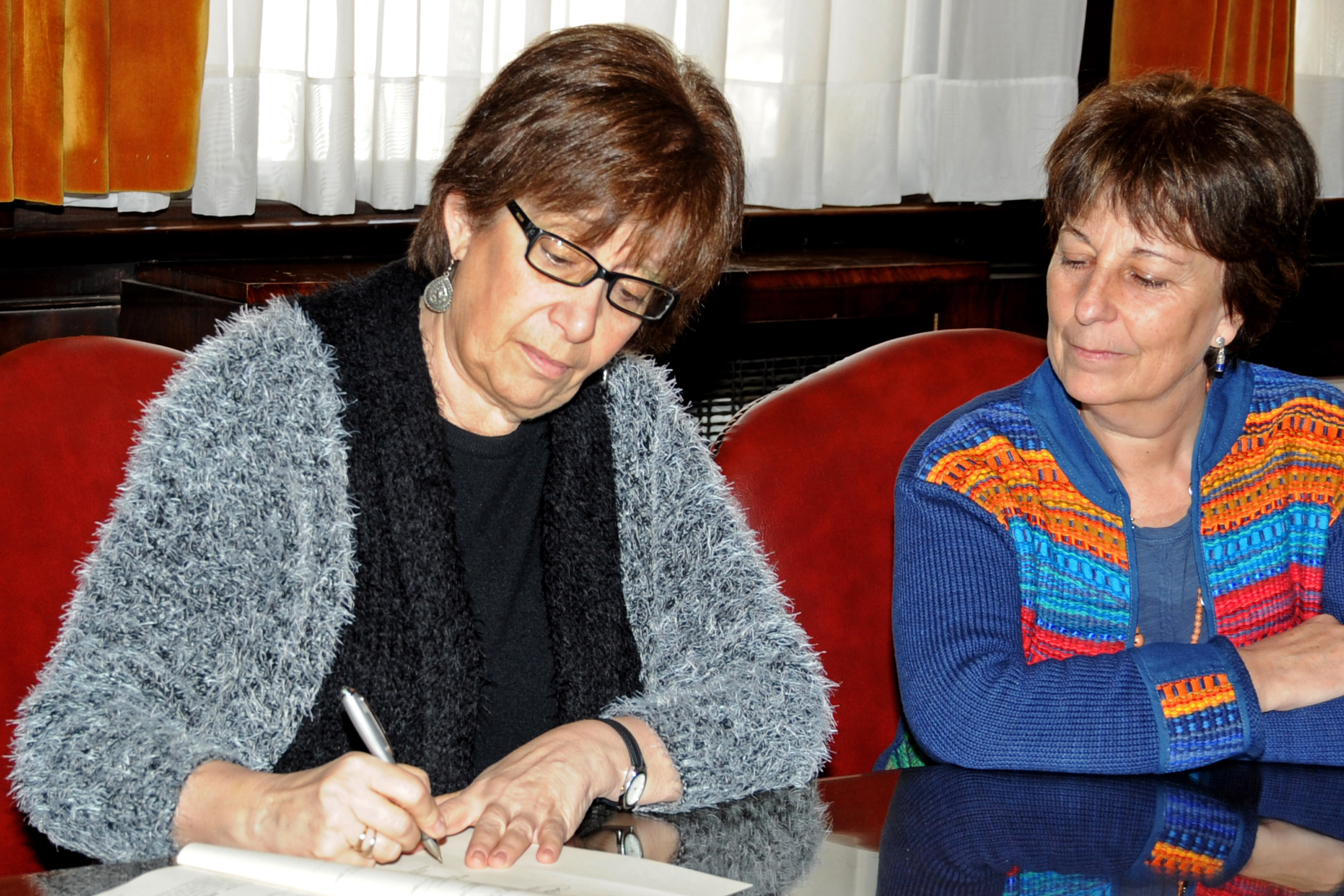 Ministra de Desarrollo Social firmando el convenio