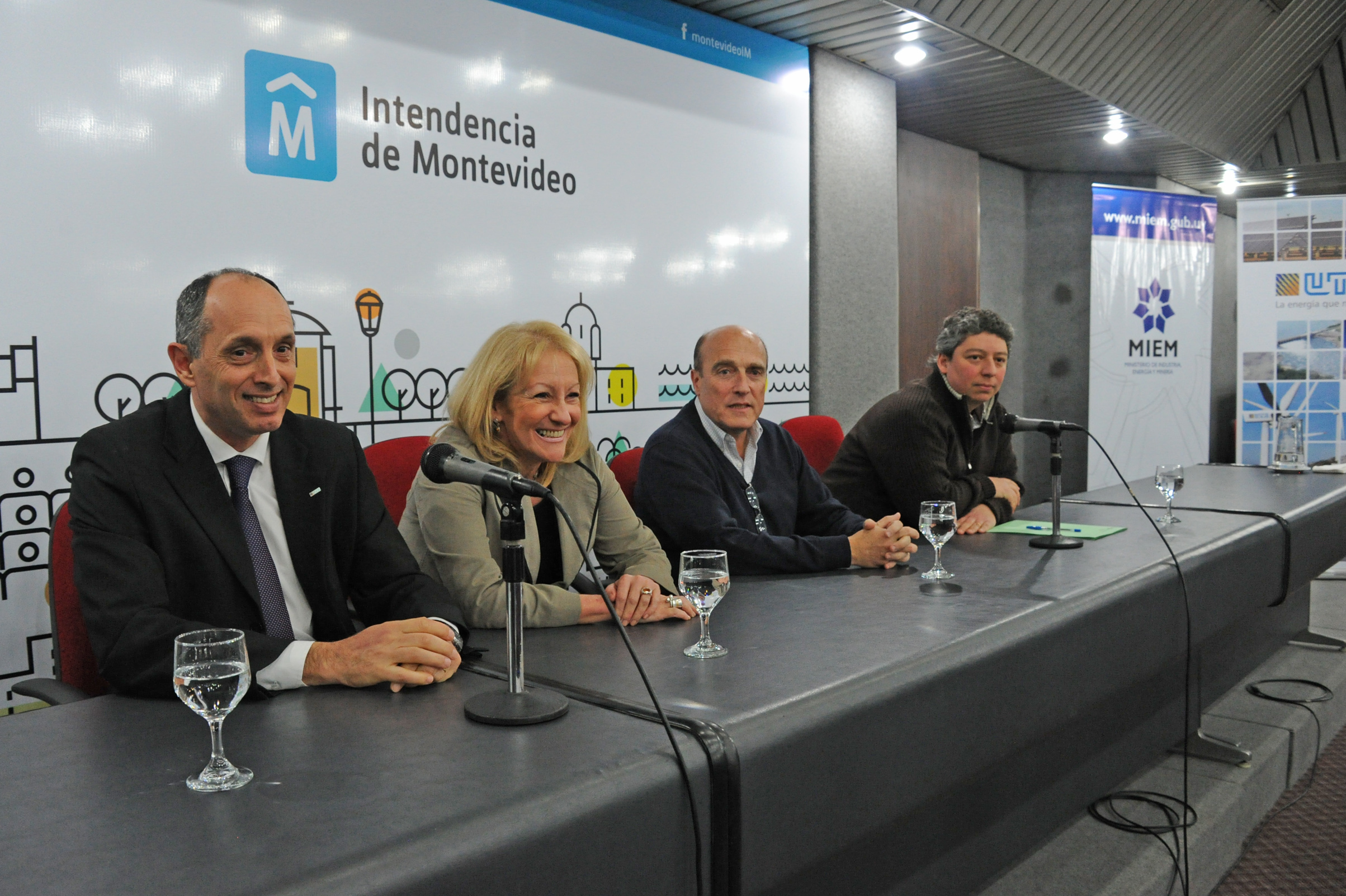 Mesa de autoridades al inicio de la actividad