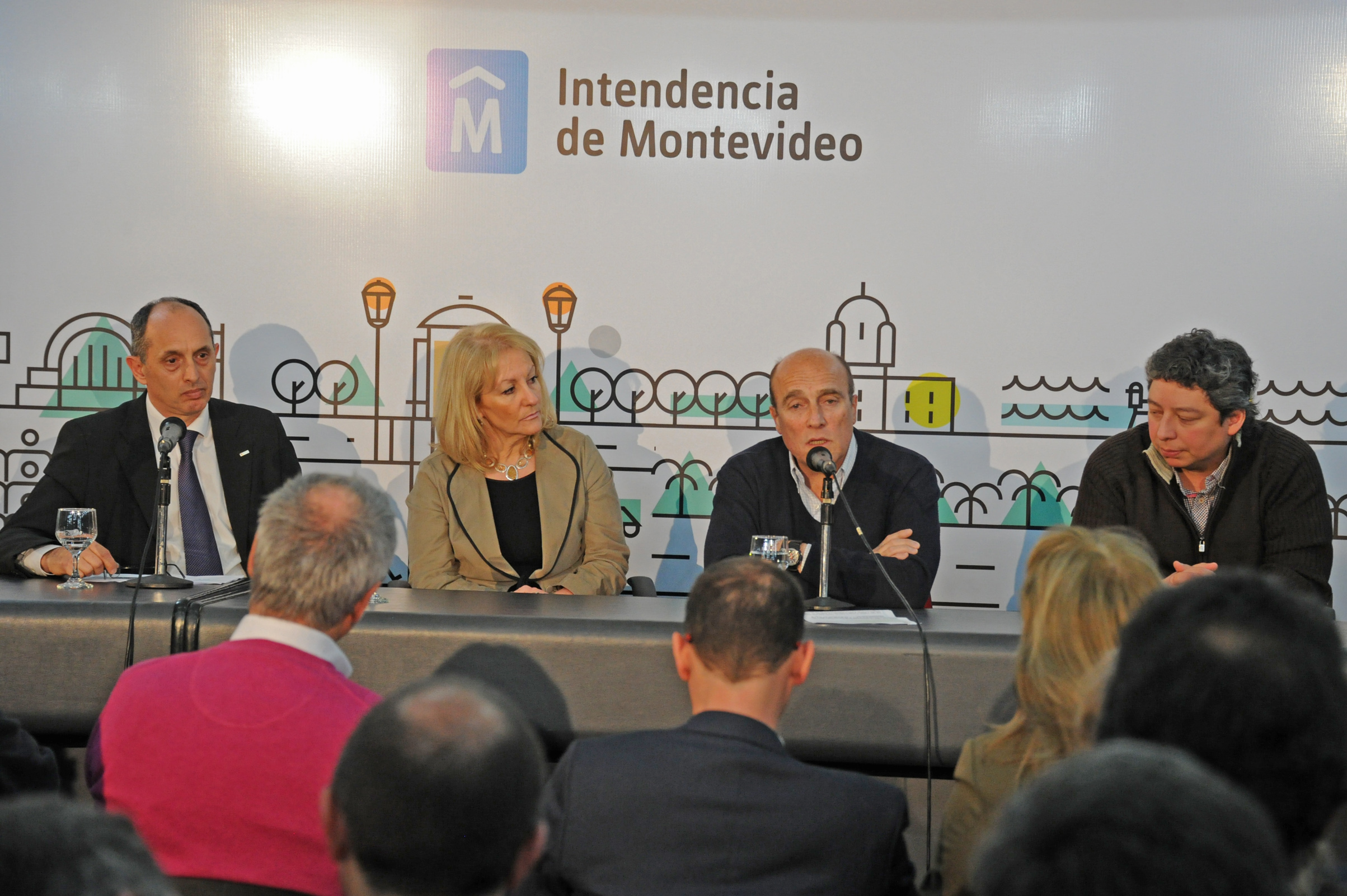 Intendente de Montevideo, Daniel Martínez, haciendo uso de la palabra