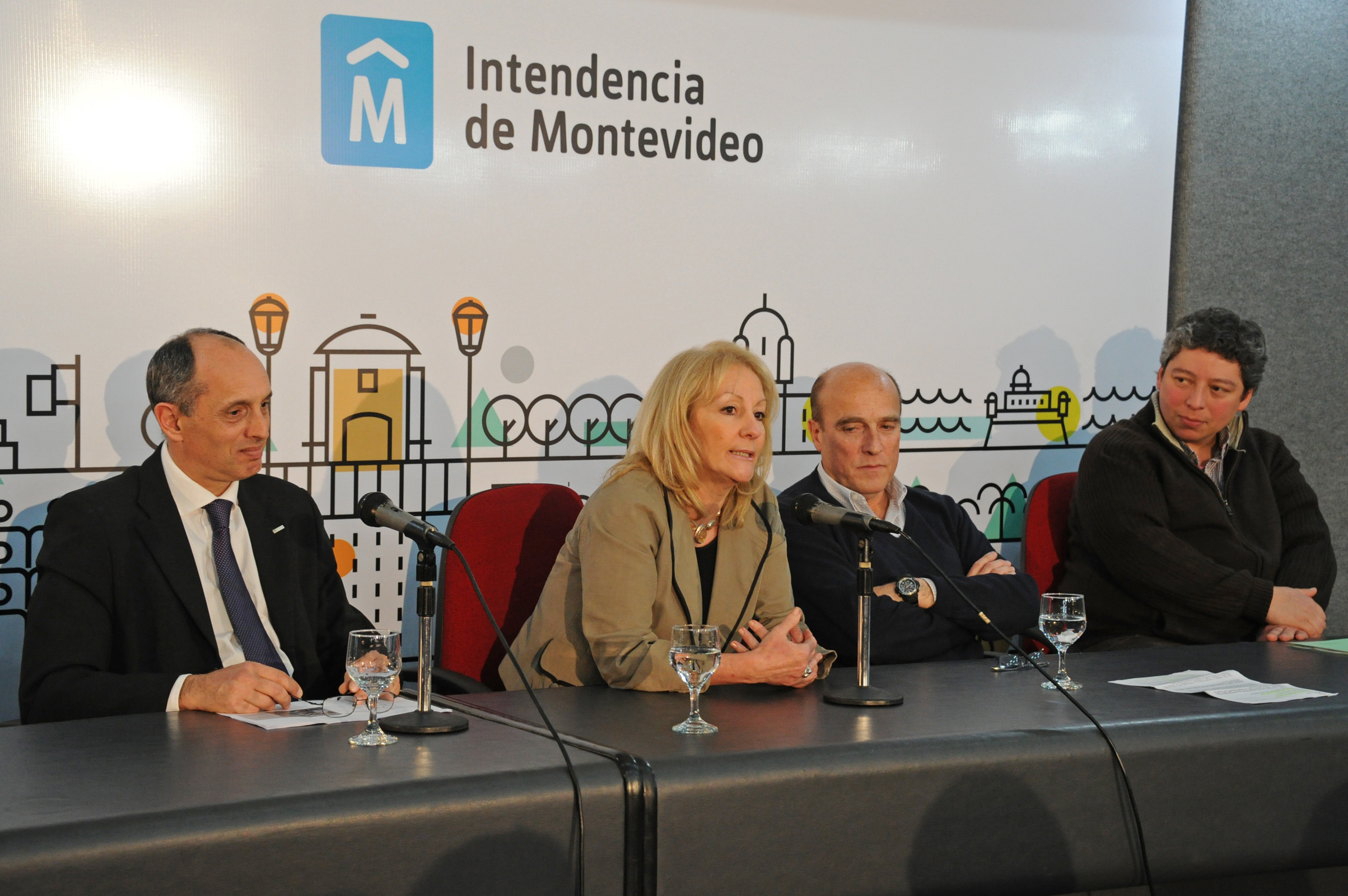 Ministra de Indusrtia, Energía y Mineria, Carolina Cosse, dirigiéndose a los presentes