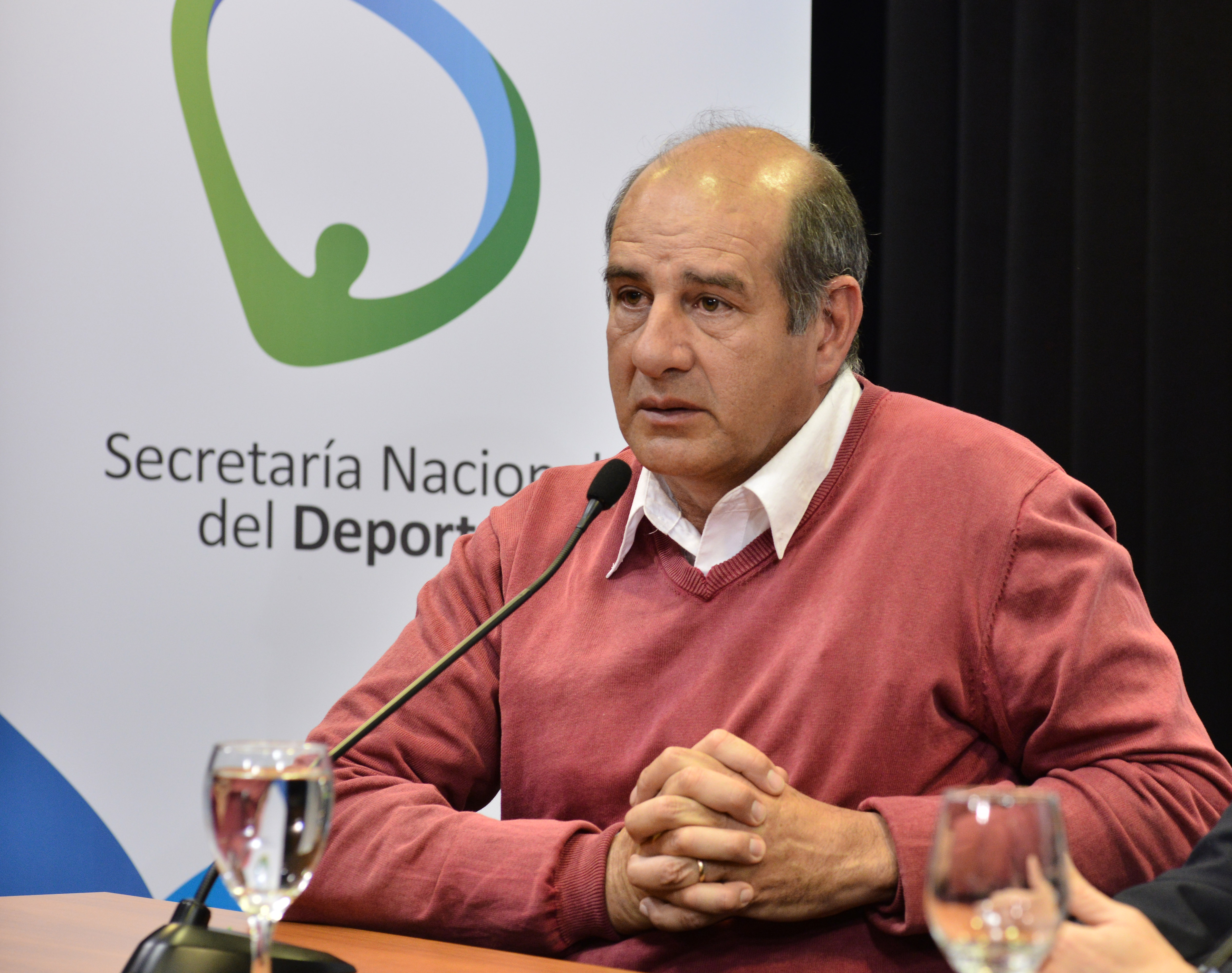 Director Nacional de Deporte, Fernando Cáceres, haciendo uso de la palabra
