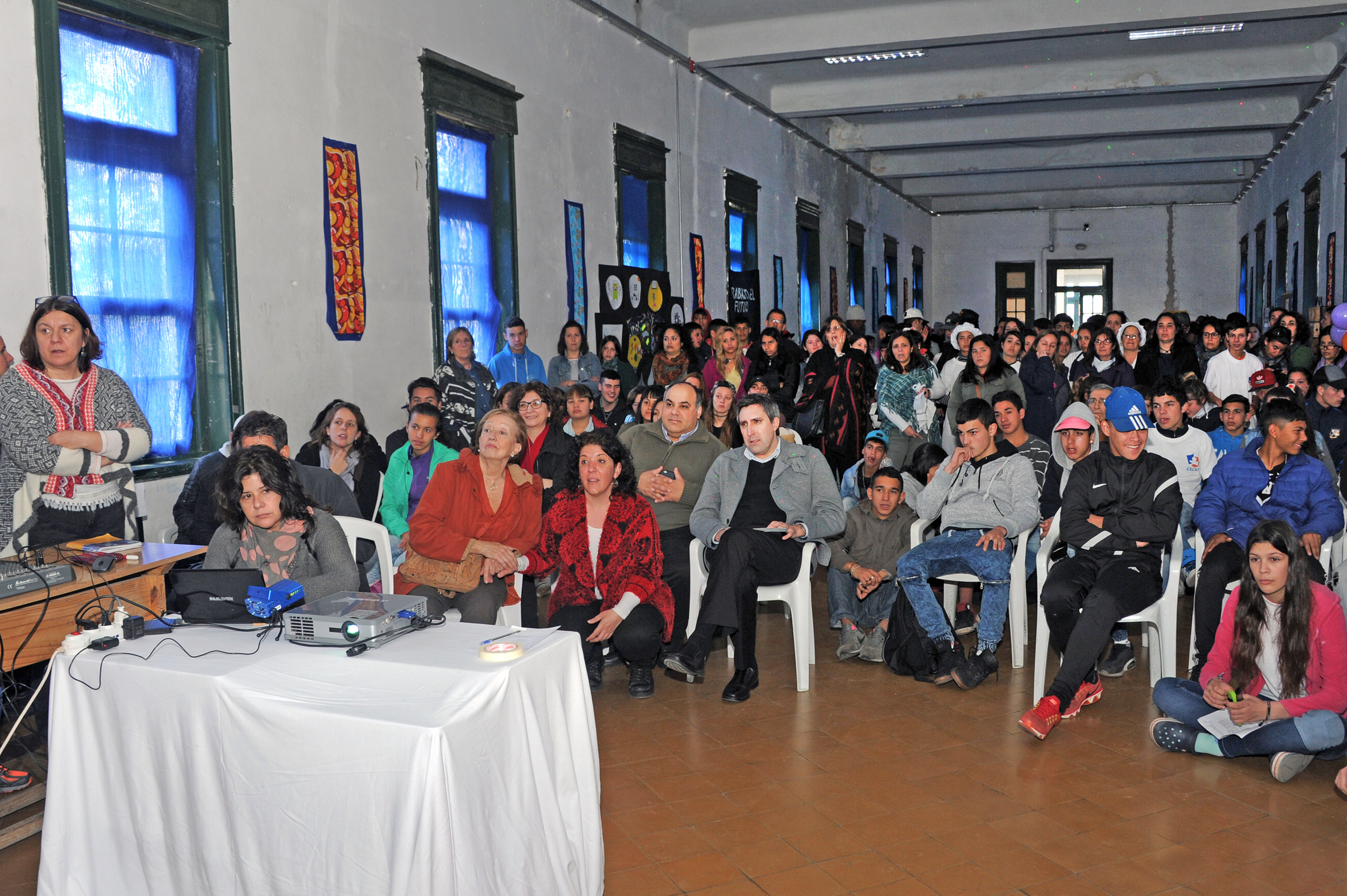 Ministra de Educación y Cultura, María Julia Muñoz, junto a autoridades y asistentes a la presentación