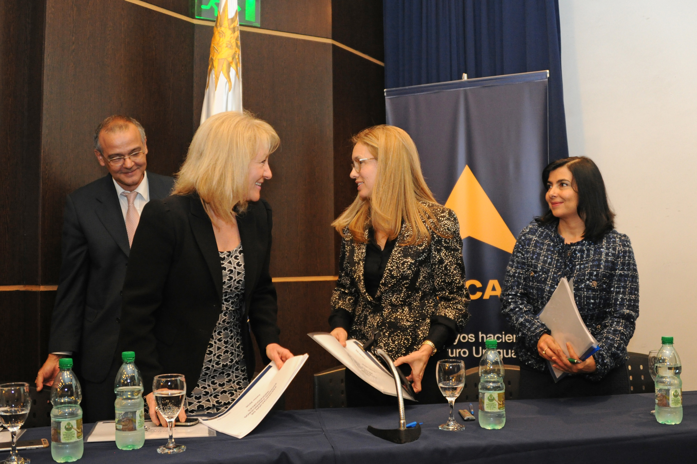 Ministra Carolina Cosse junto a Marta Jara, presidenta de Ancap, al finalizar la conferencia