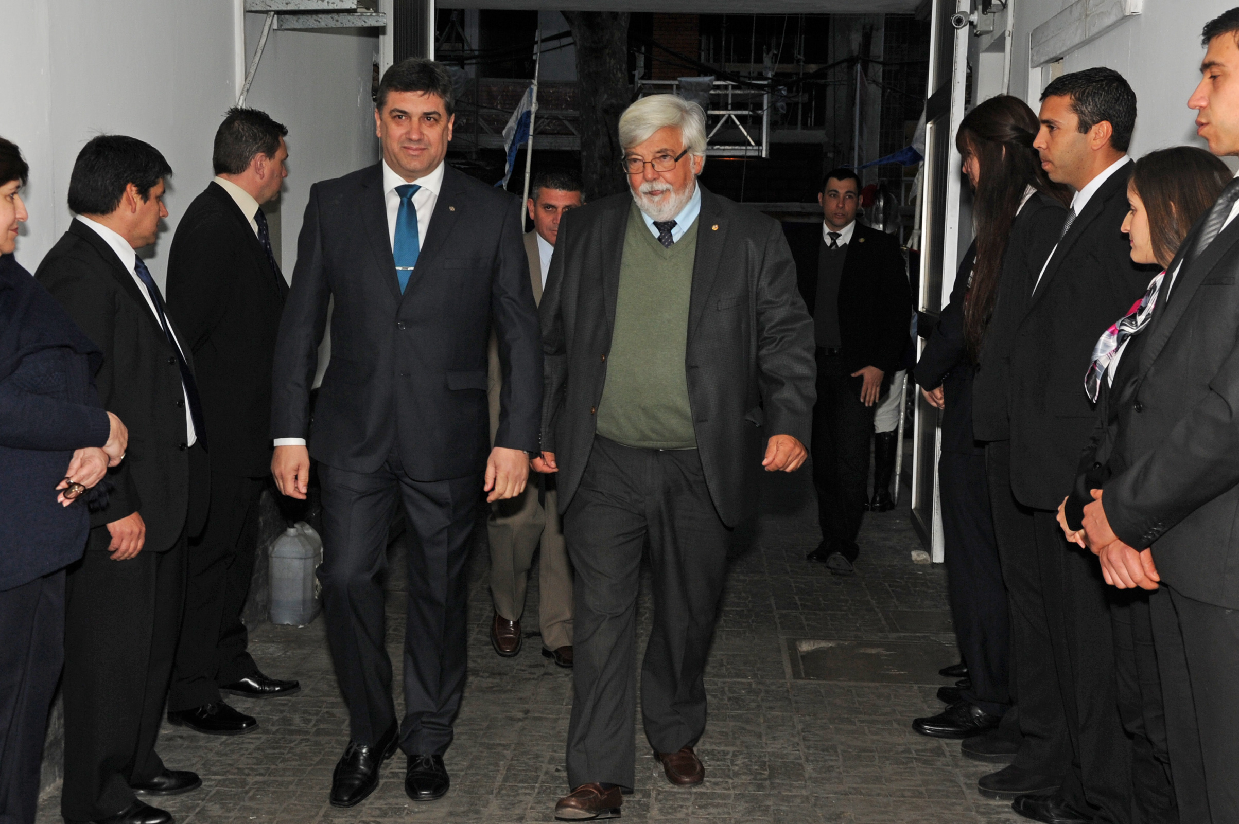 Ministro del Interior, Eduardo Bonomi, llegando al acto de celebración del 69 aniversario de la Dirección General de Información e Inteligencia