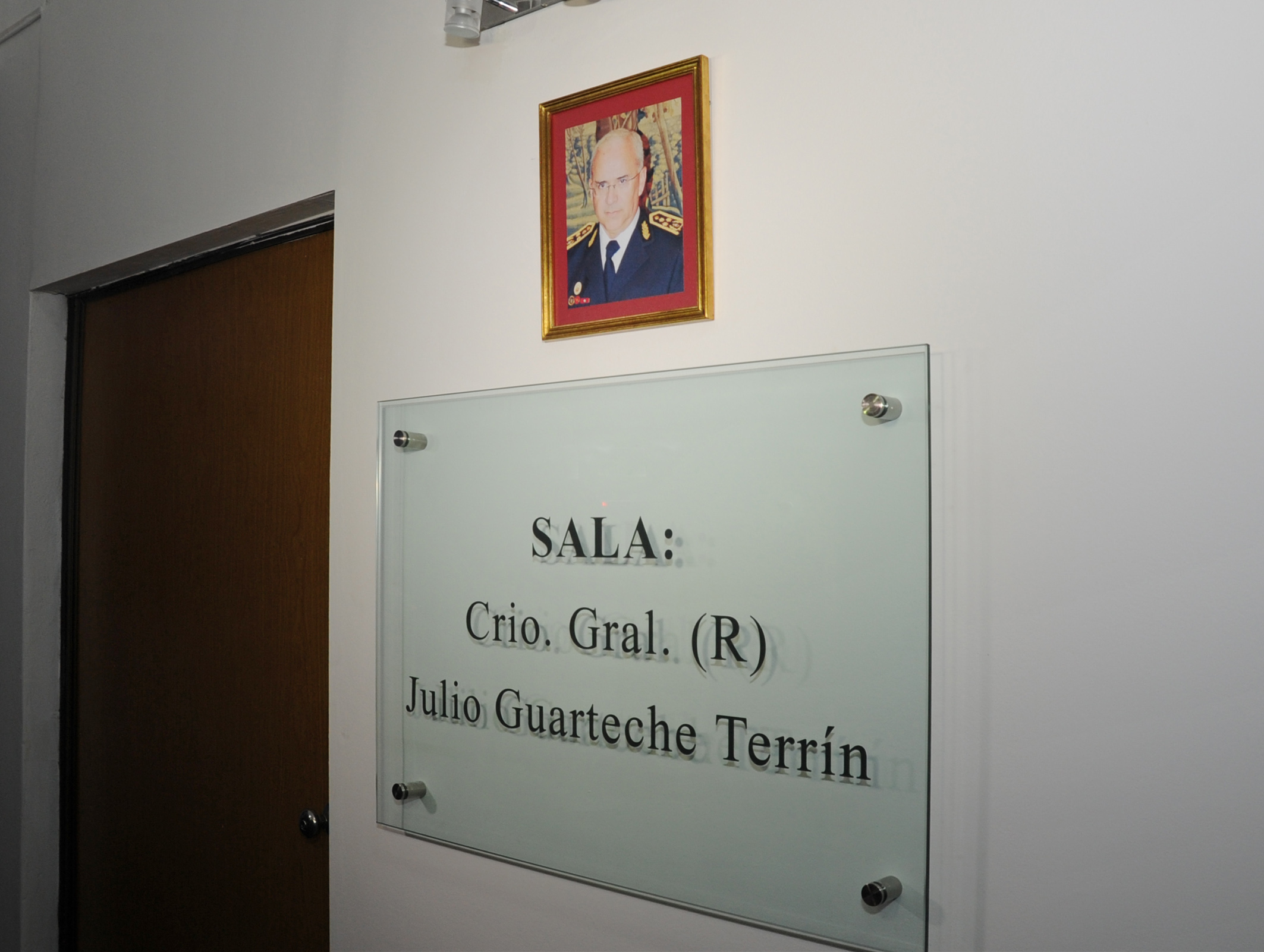 Descubrimiento del nombre de sala en memoria de Julio Guarteche