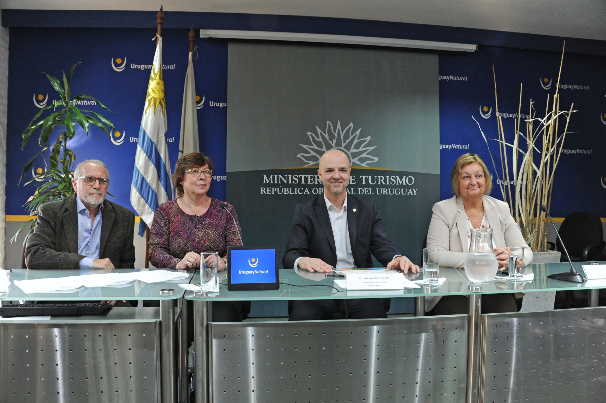 Ministra Liliam Kechichian y director de Uruguay XXI, Antonio Carámbula, suscriben convenios con empresas