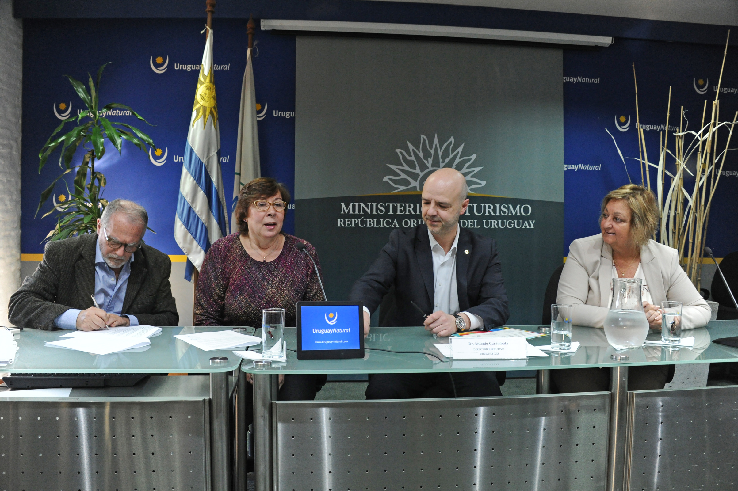 Ministra Liliam Kechichian y director de Uruguay XXI, Antonio Carámbula, suscriben convenios con empresas