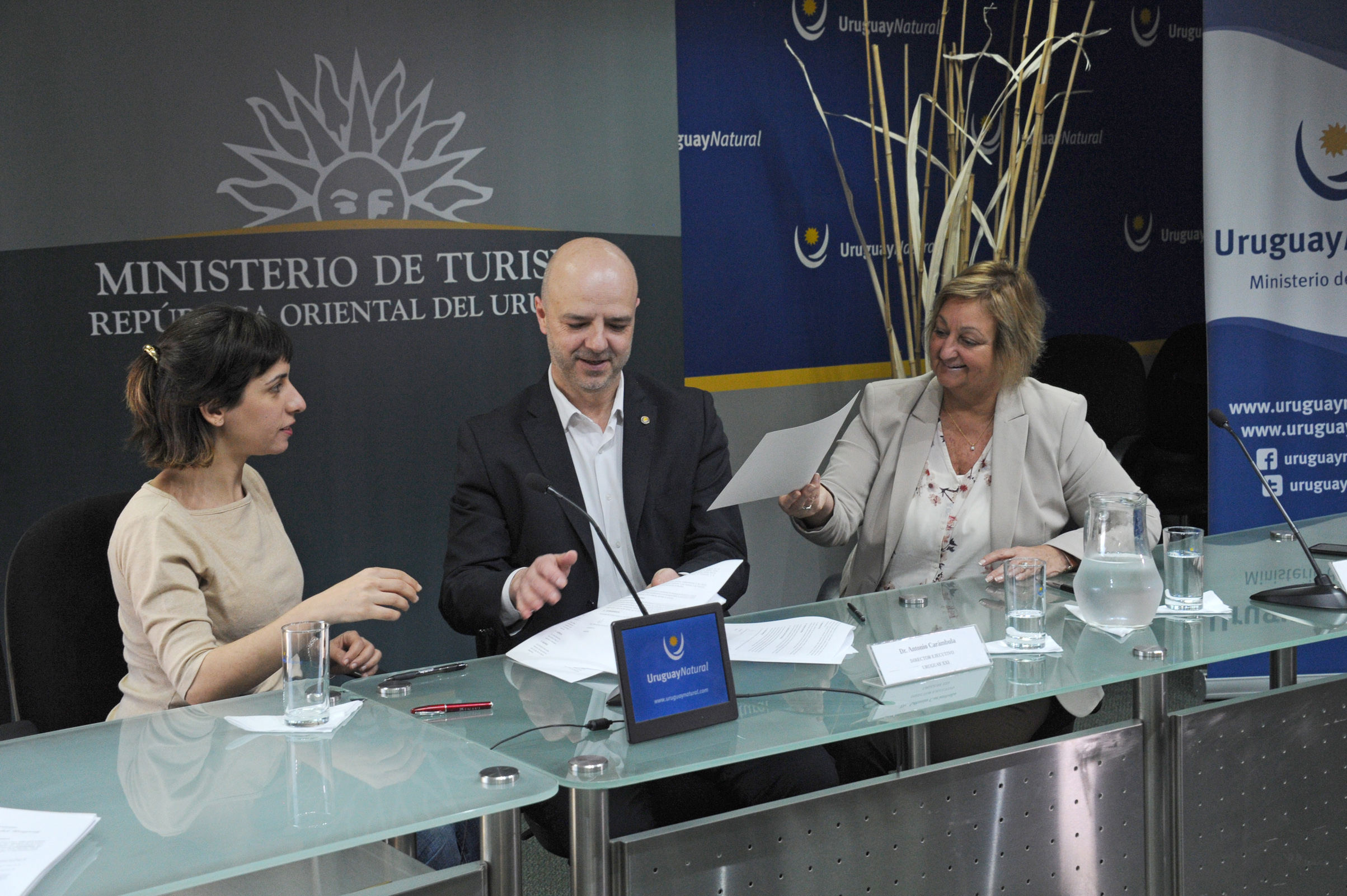 Ministra Liliam Kechichian y director de Uruguay XXI, Antonio Carámbula, suscriben convenios con empresas