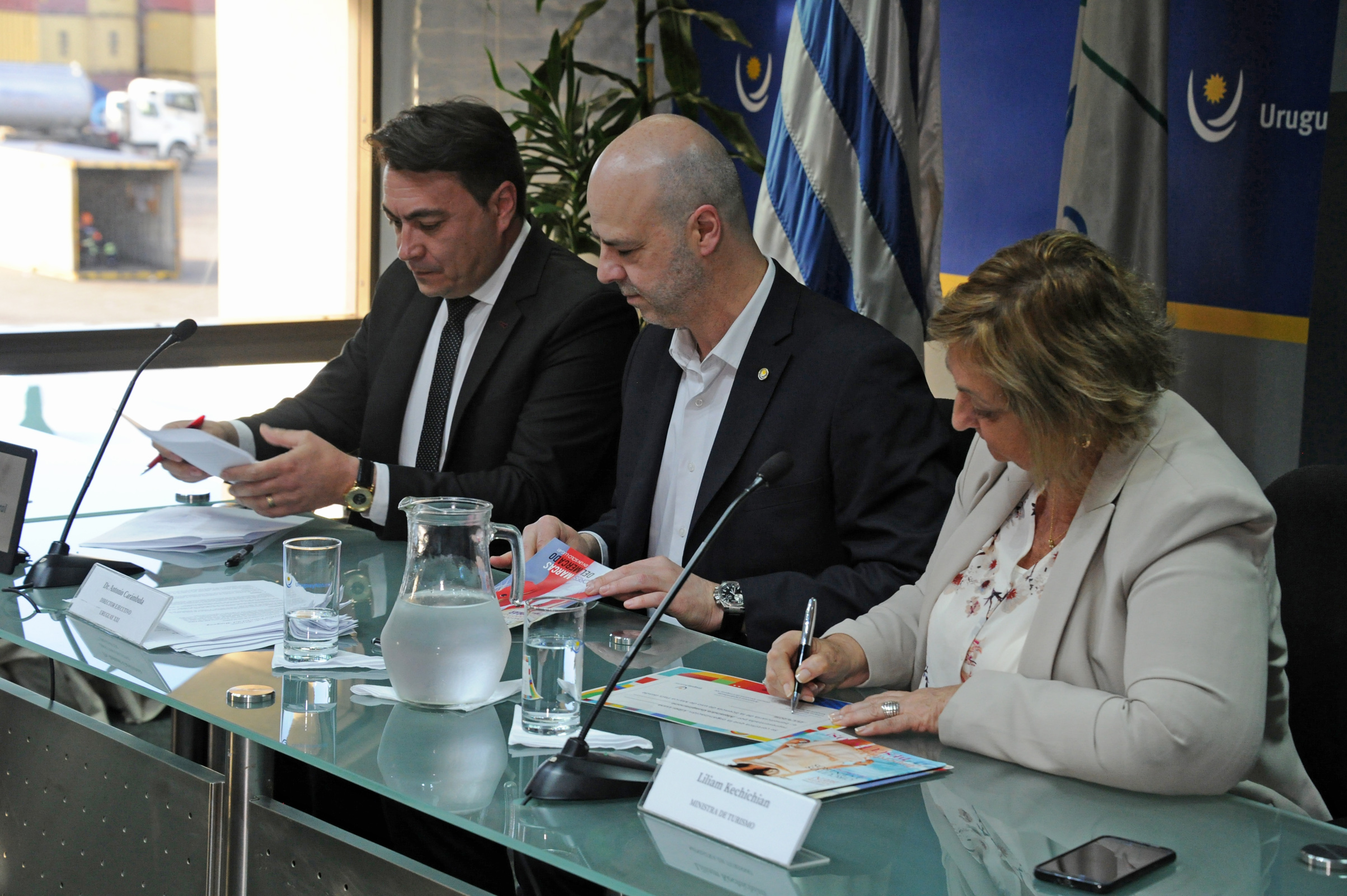 Ministra Liliam Kechichian y director de Uruguay XXI, Antonio Carámbula, suscriben convenios con empresas