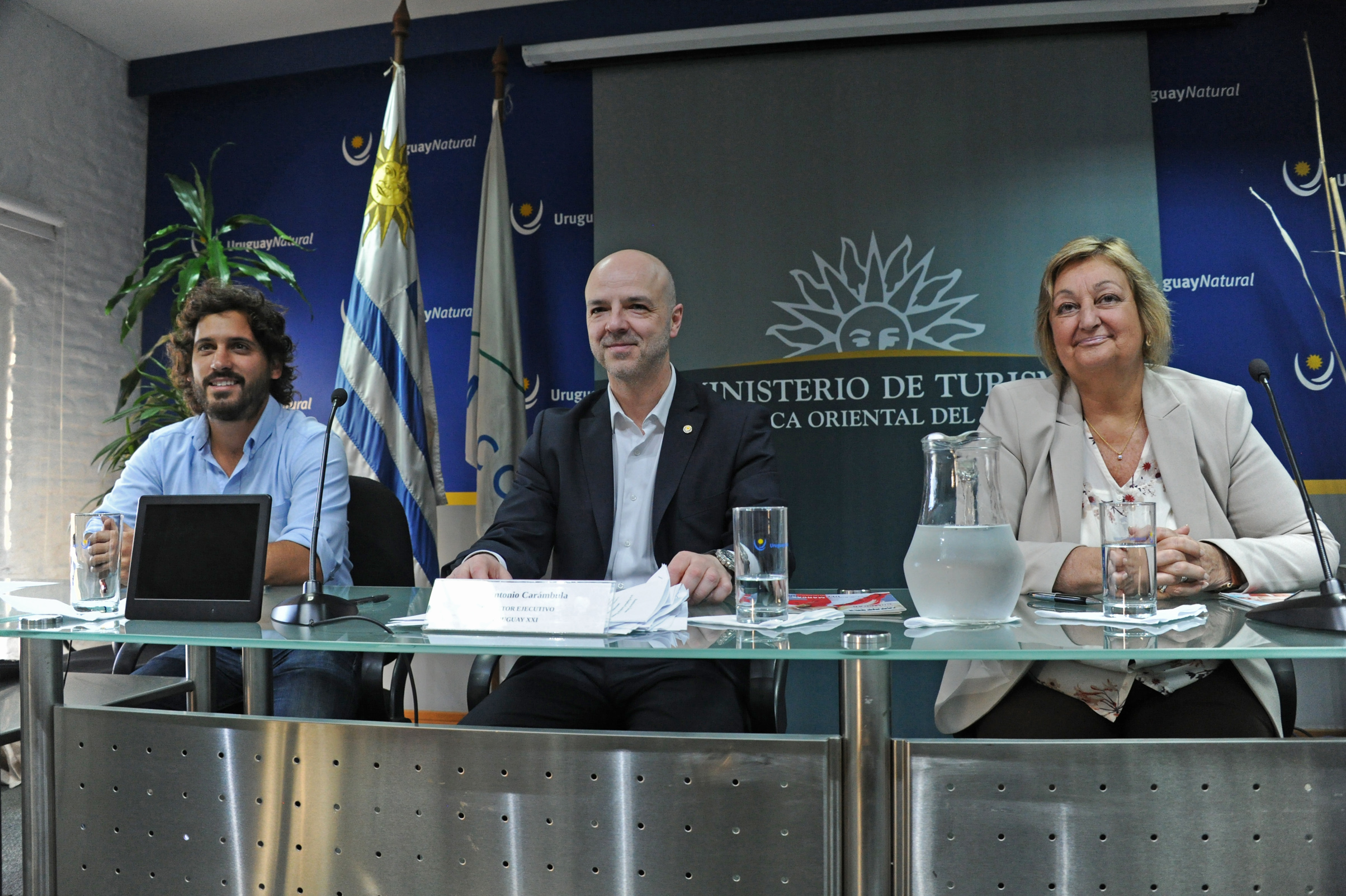 Ministra Liliam Kechichian y director de Uruguay XXI, Antonio Carámbula, suscriben convenios con empresas