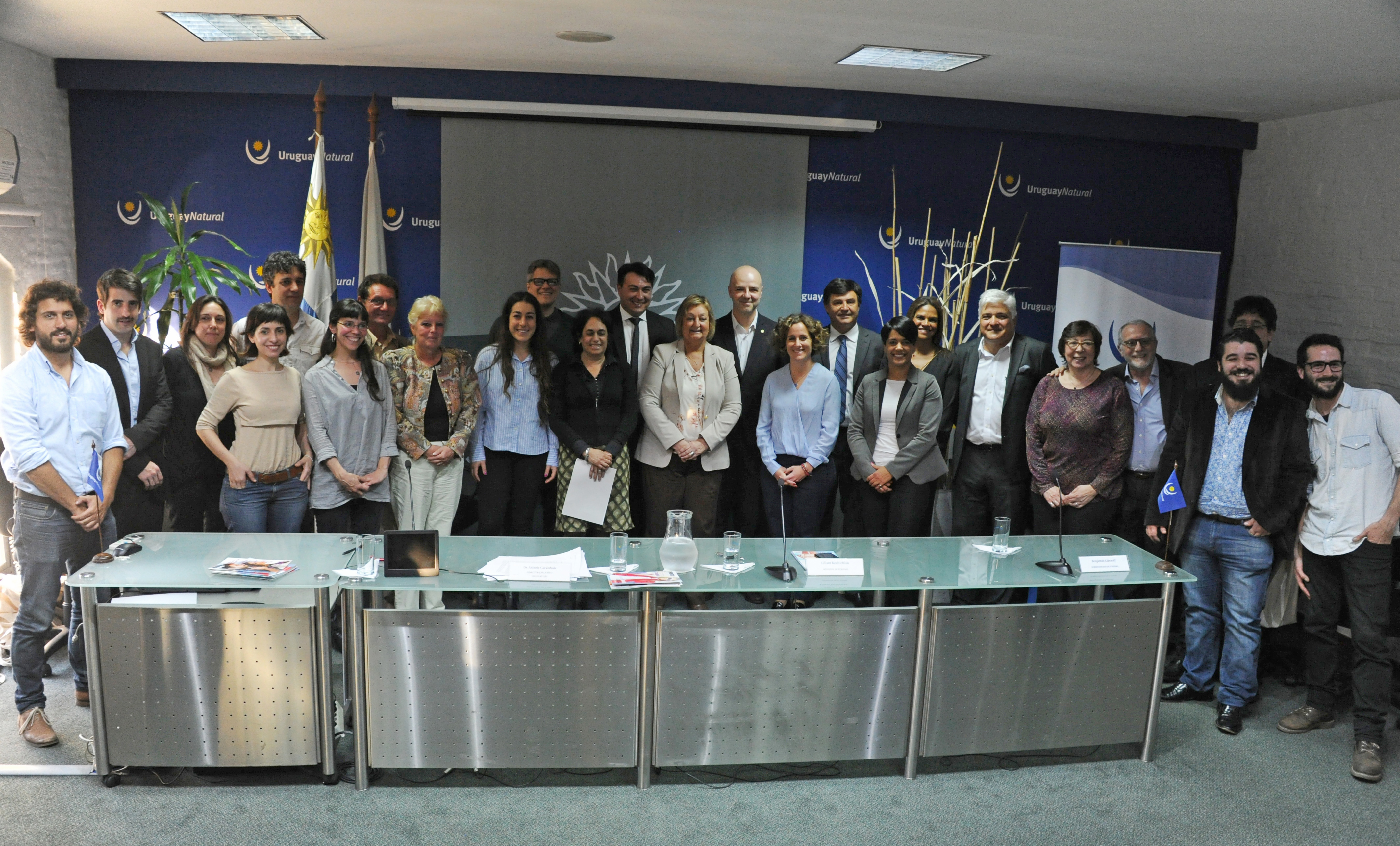 Ministra Liliam Kechichian y director de Uruguay XXI, Antonio Carámbula, junto a representantes de la empresas