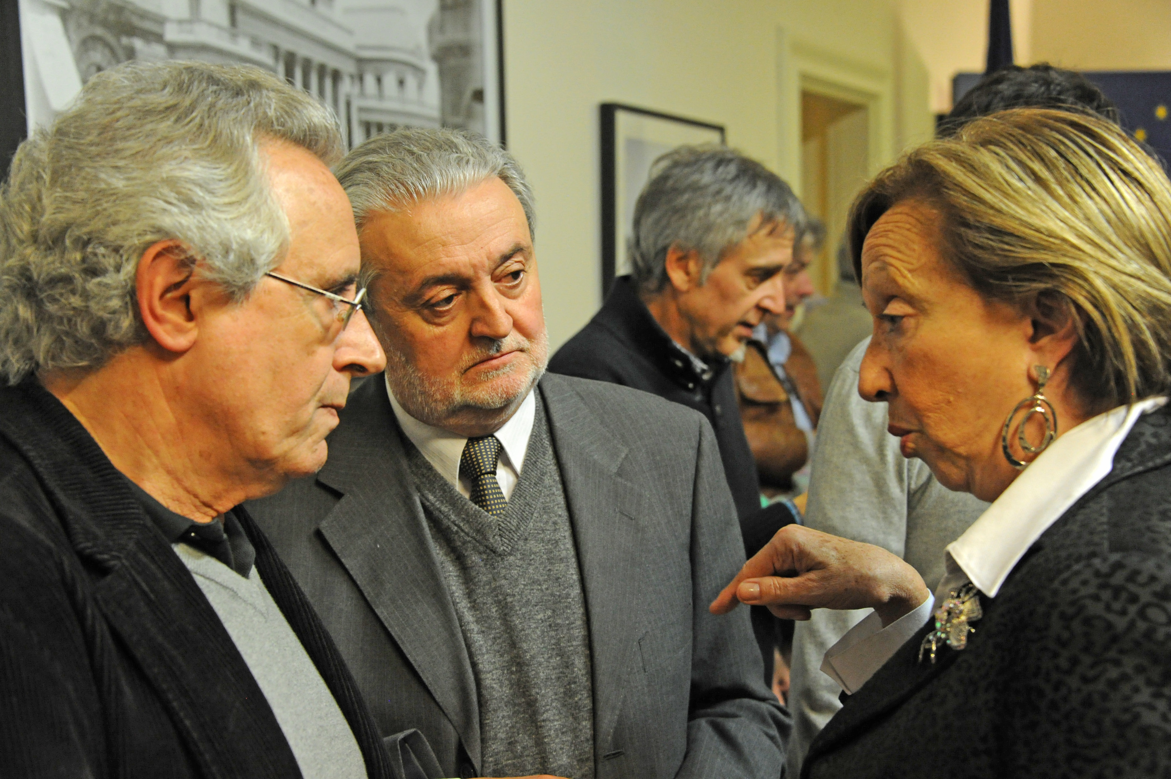 Ministra de Educación y Cultura, María Julia Muñoz, en diálogo previo al inicio de la entrega de premios