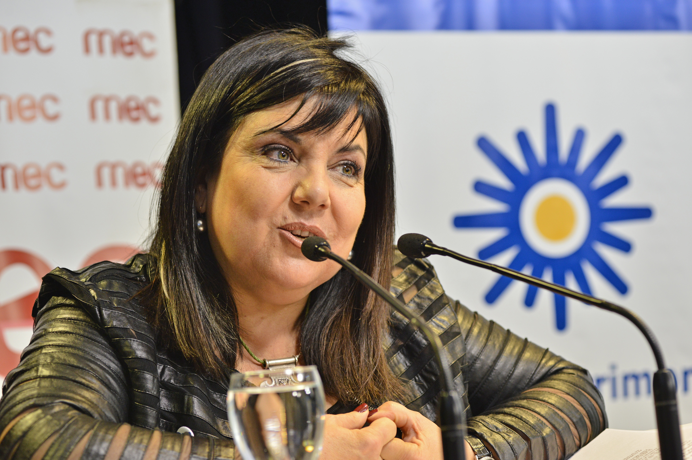 María Inés Obaldía, quien dirigió la conferencia de prensa, haciendo uso de la palabra