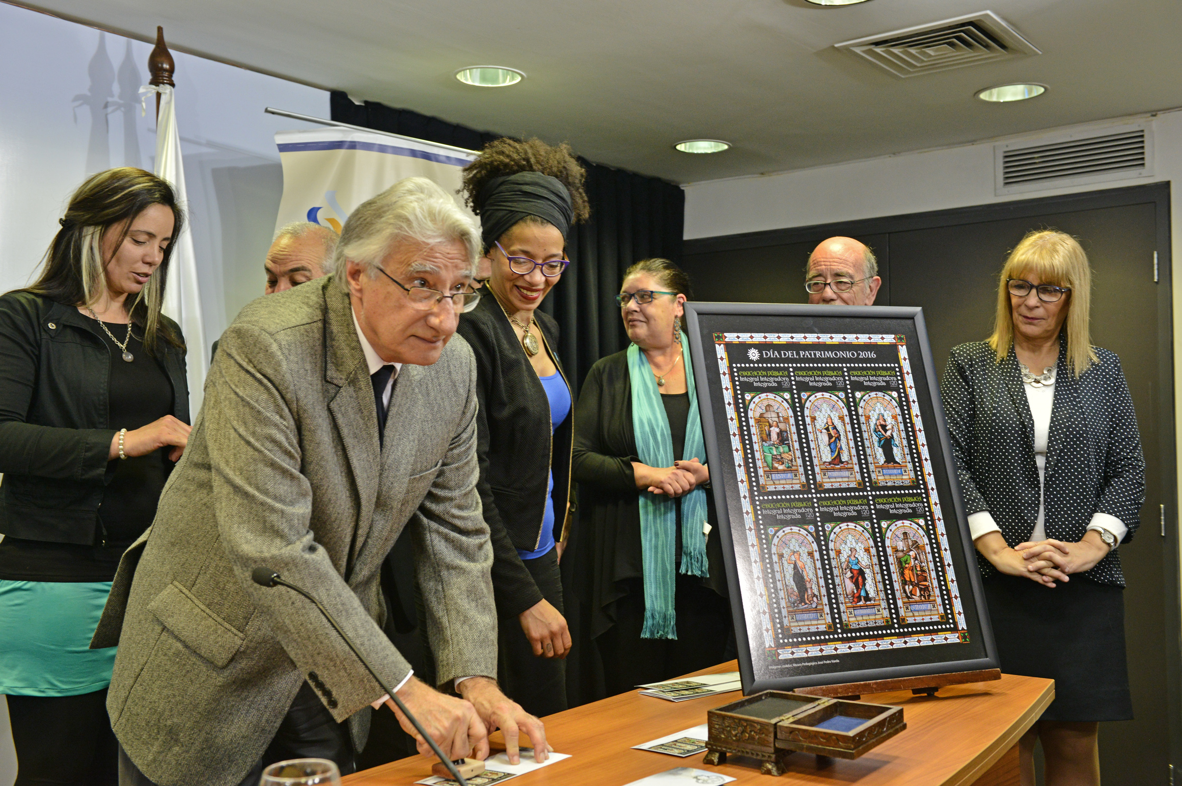 Presidente de la Comisión del Patrimonio Cultural de la Nación, Nelson Inda, colocando el matasello diseñado para la ocasión