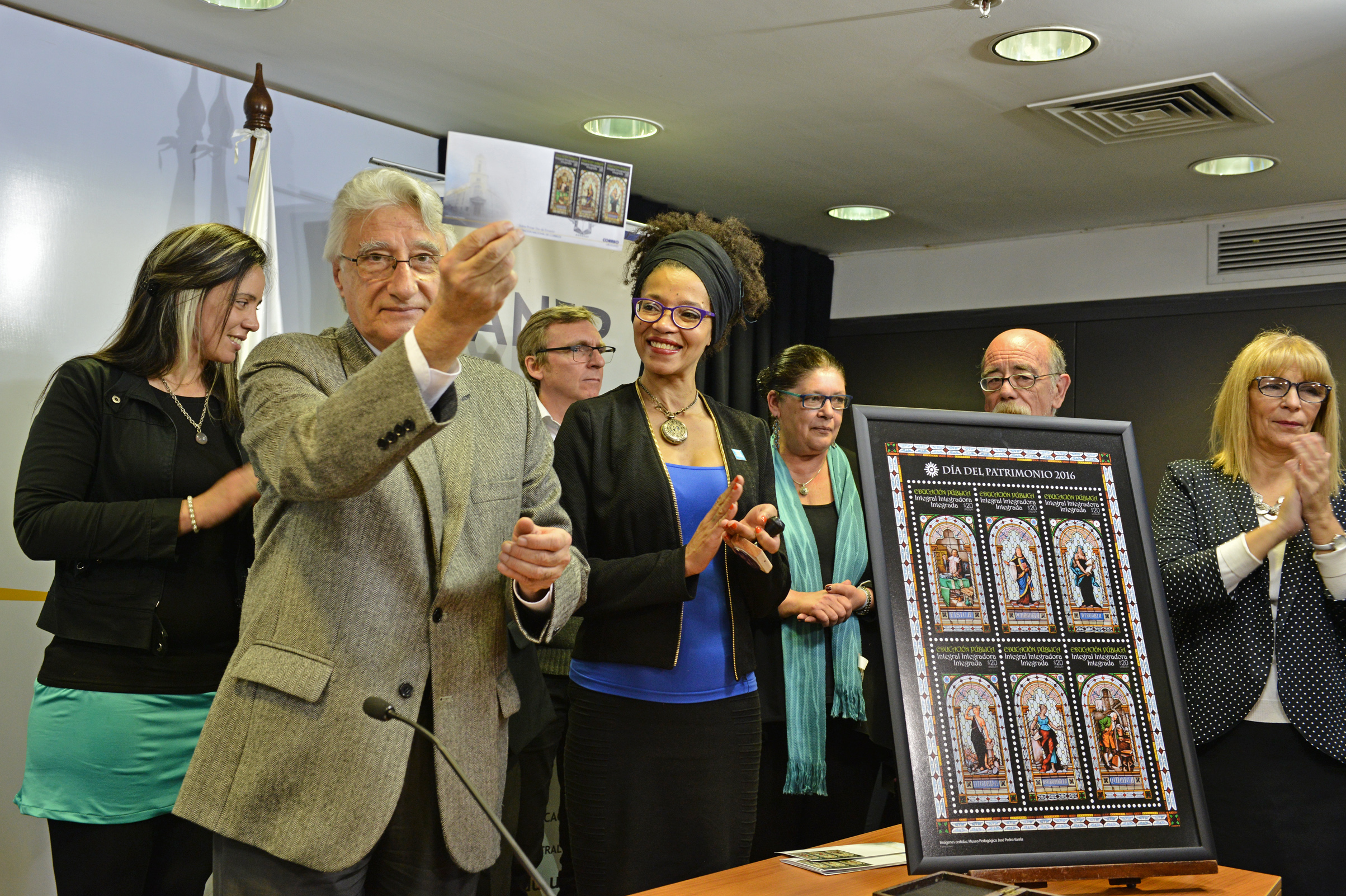 Presidente de la Comisión del Patrimonio Cultural de la Nación, Nelson Inda, muestra el sello conmemorativo con su correspondiente matasellos