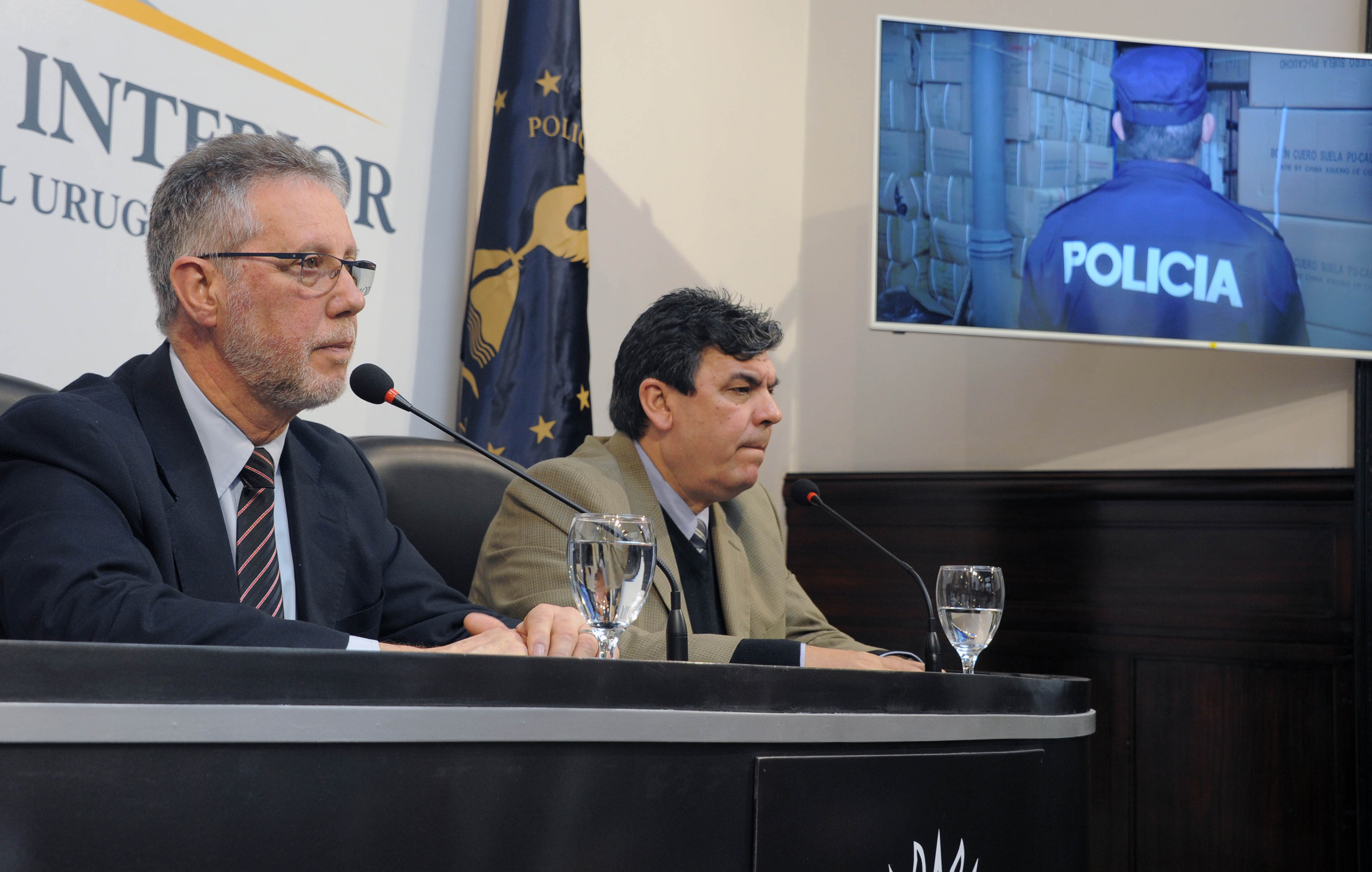 Subsecretario del Interior Jorge Vázquez, y el jefe de Policía de Montevideo, Mario Layera se dirigen a los presentes