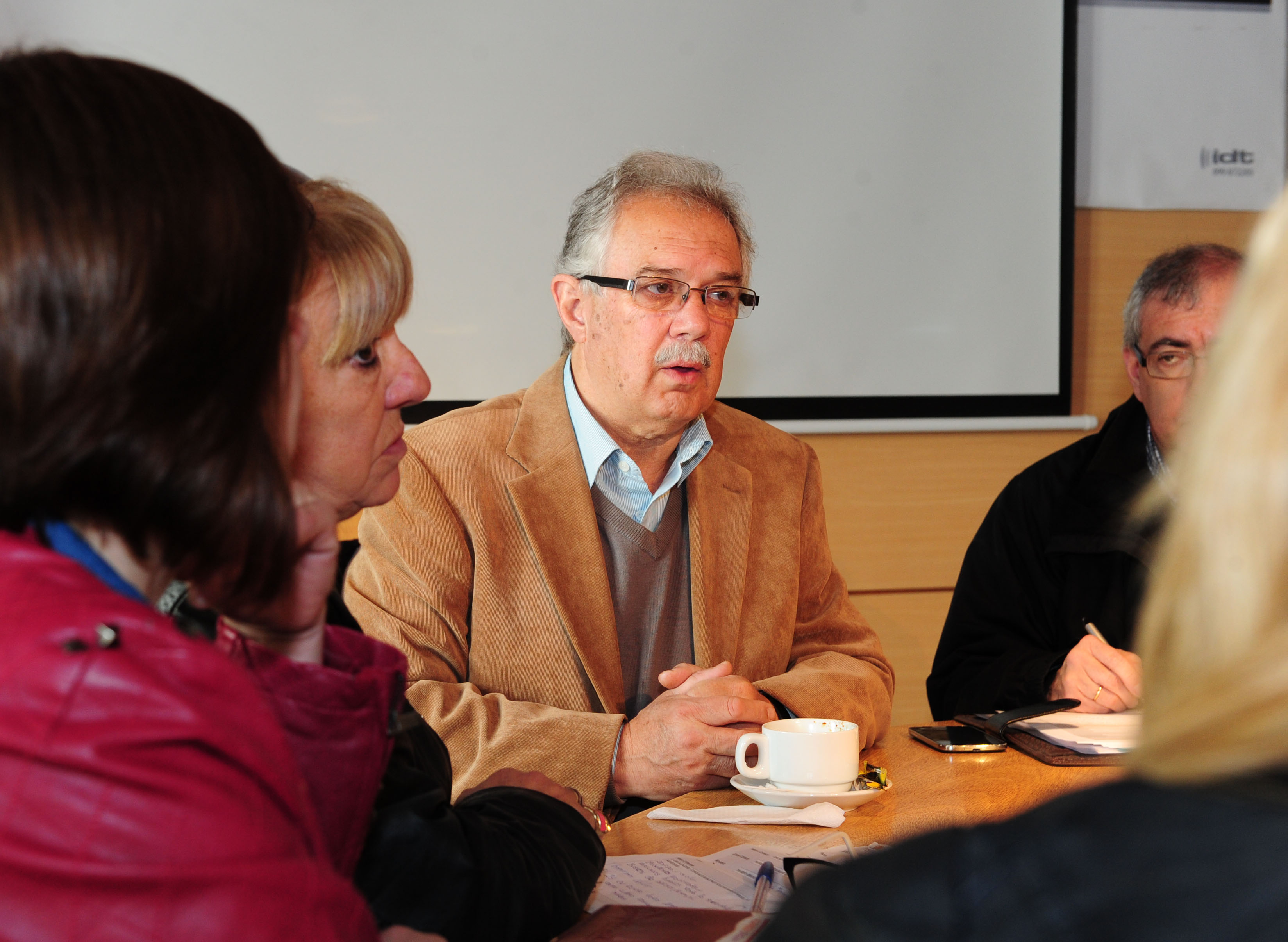Jorge Menéndez conversa con la alcaldesa y consejales del Chuy
