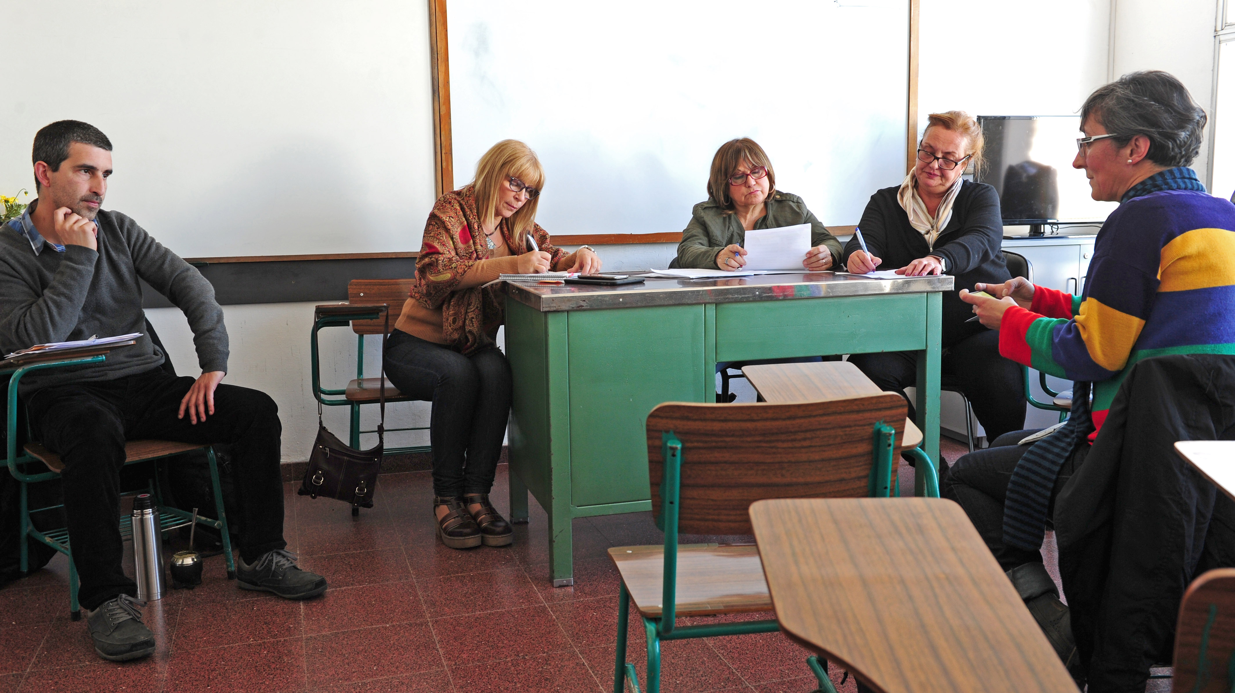 Irupé Buzzetti, Celsa Puente, entre otras autoridades del MEC, dialogan con vecinos rochenses