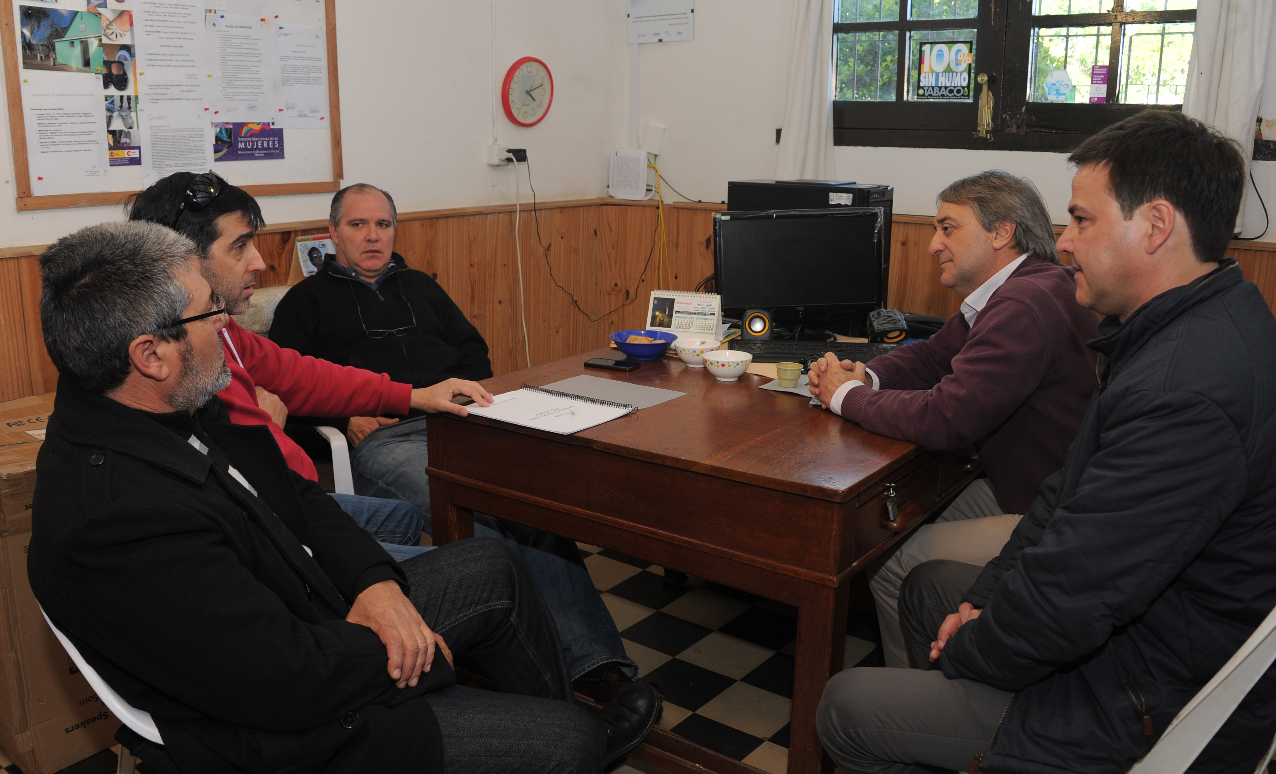 Fernando Cáceres dialoga con vecinos de Rocha