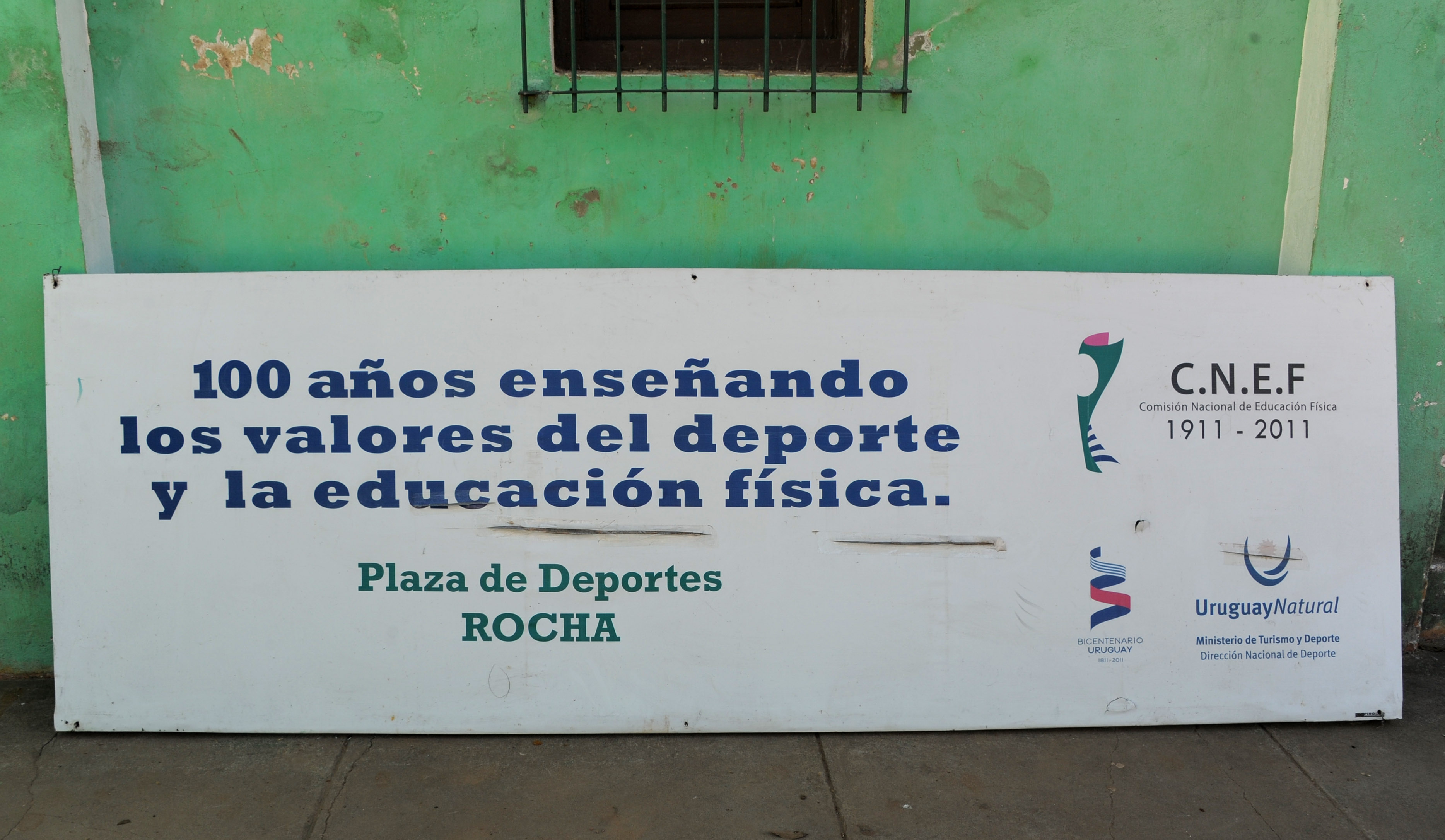 Cartel en la Plaza de Deporte de Rocha