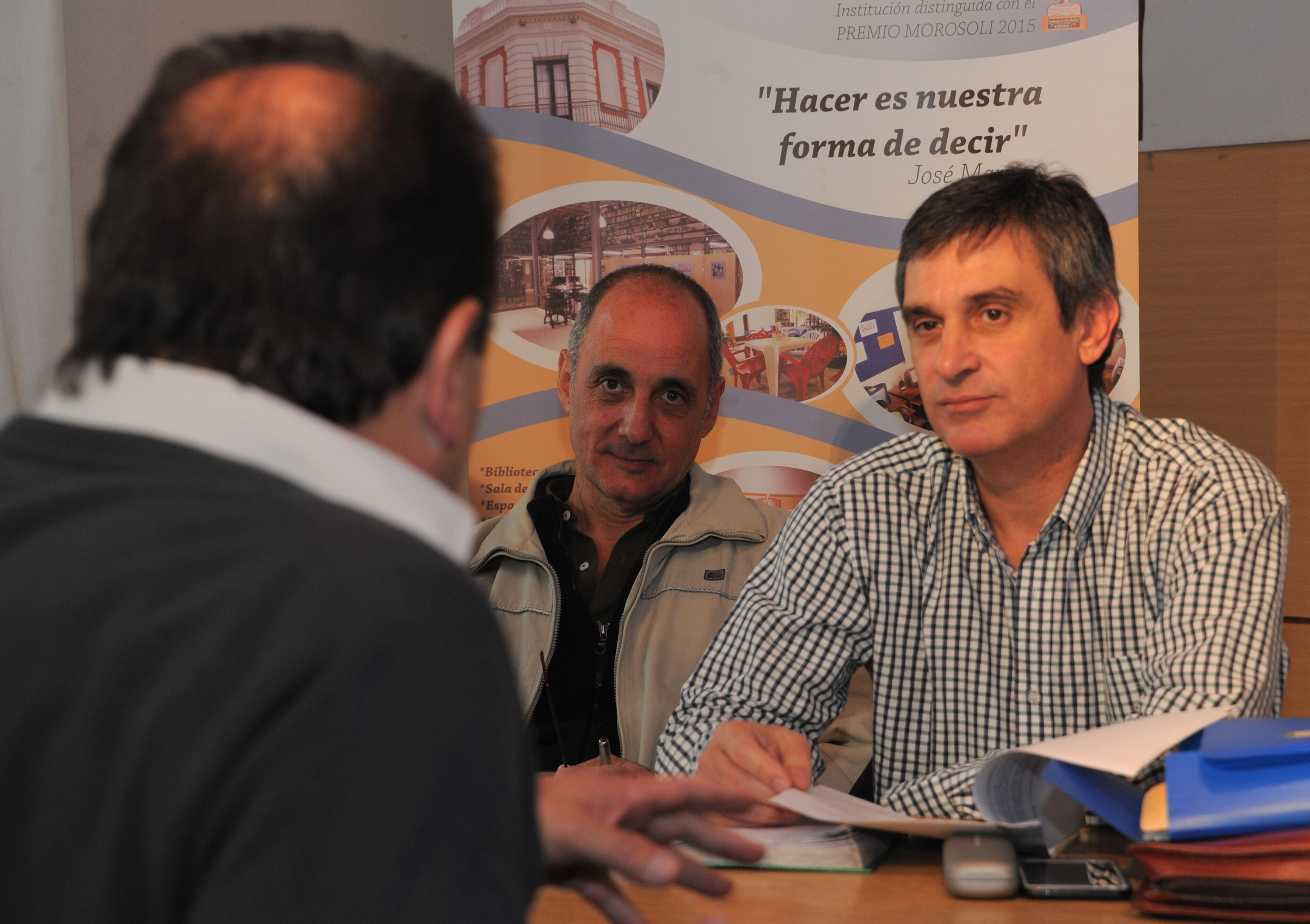 Director de OPP, Álvaro García, conversa con vecino