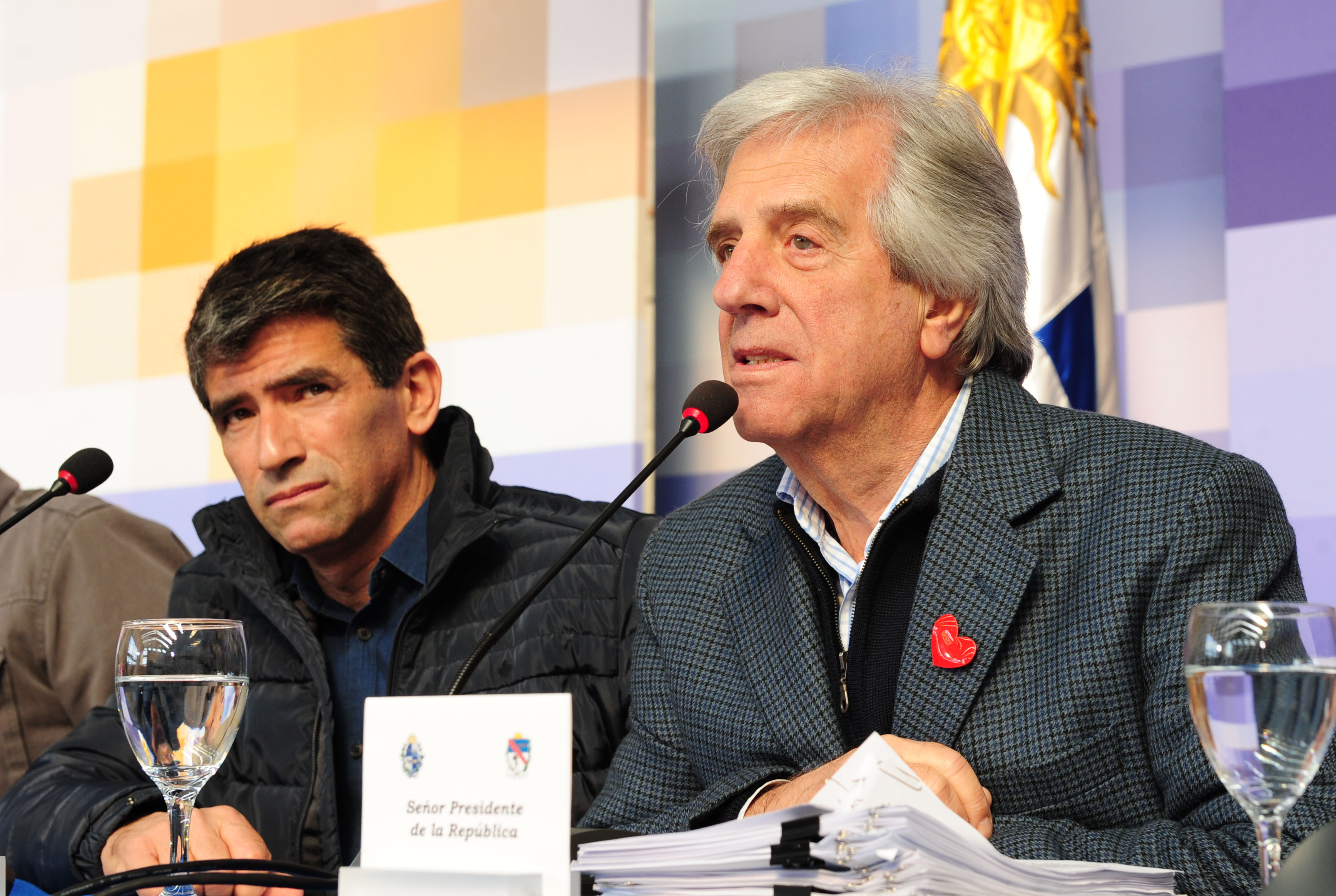 Presidente Vázquez, junto al vicepresidente Raúl Sendic, se dirige a los presentes