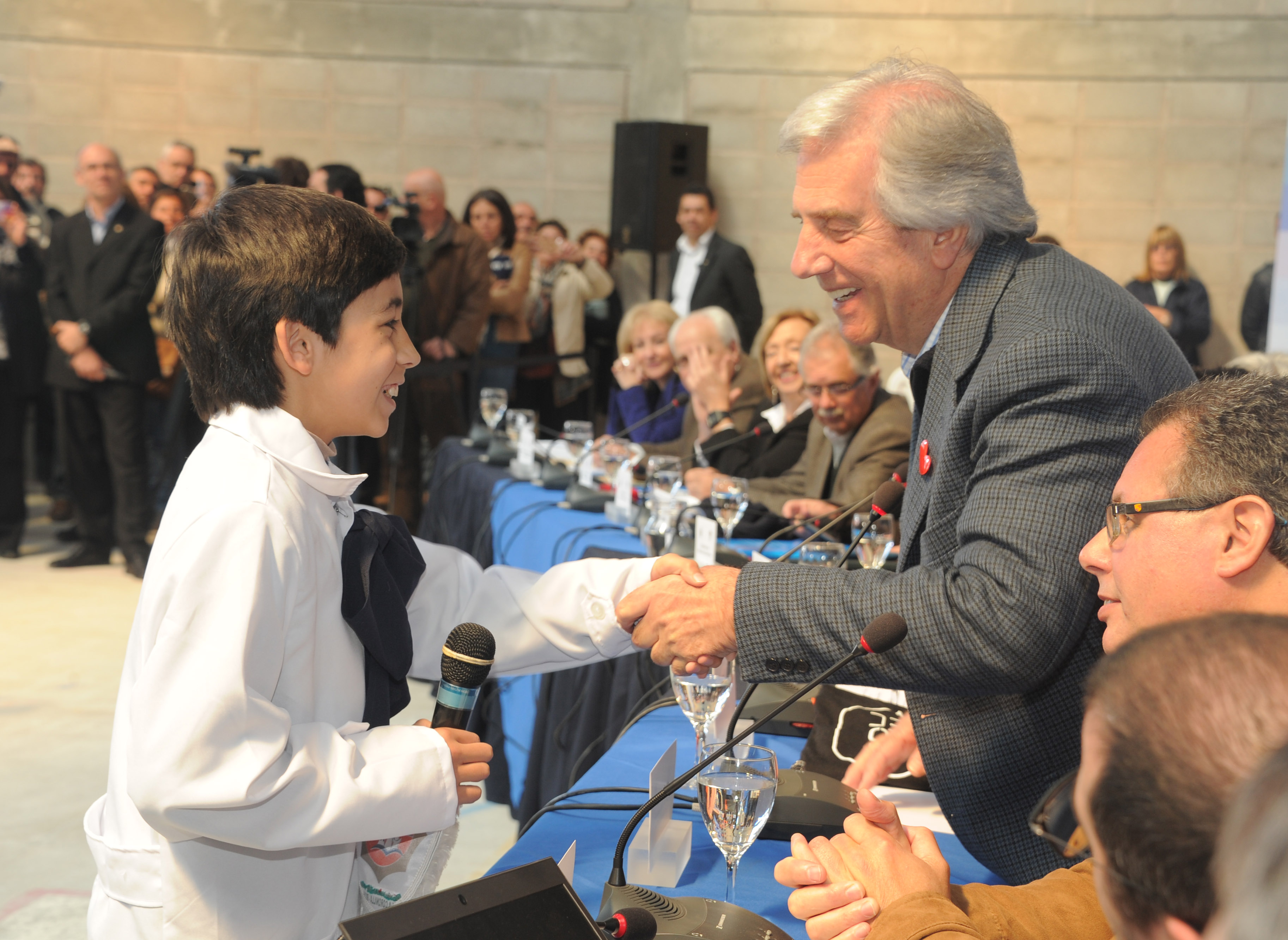 Vázquez y un escolar se saludan