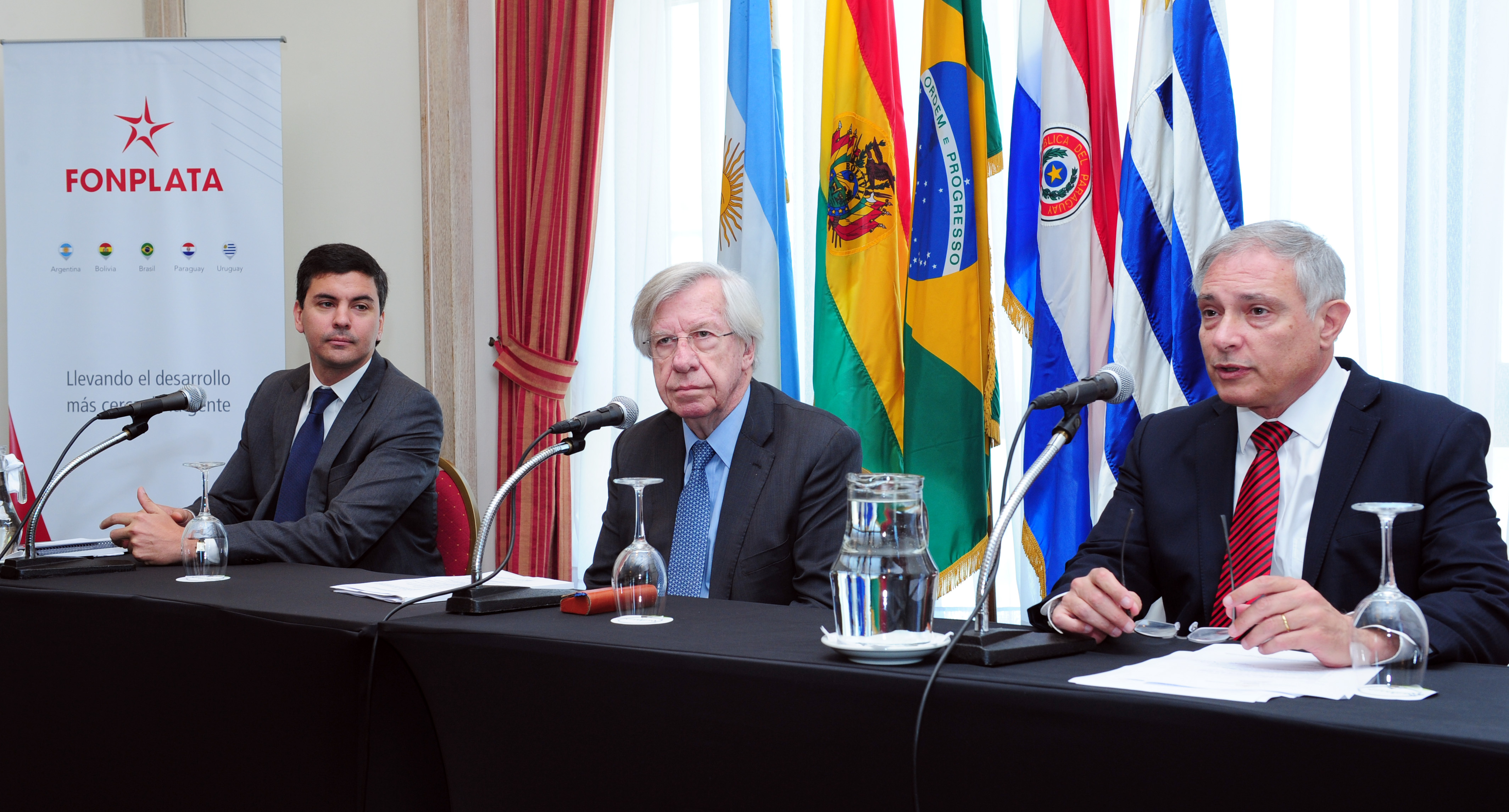 Ministro Astori junto su par de Paraguay, Santiago Peña, y el presidente ejecutivo de FONPLATA, Juan Notaro