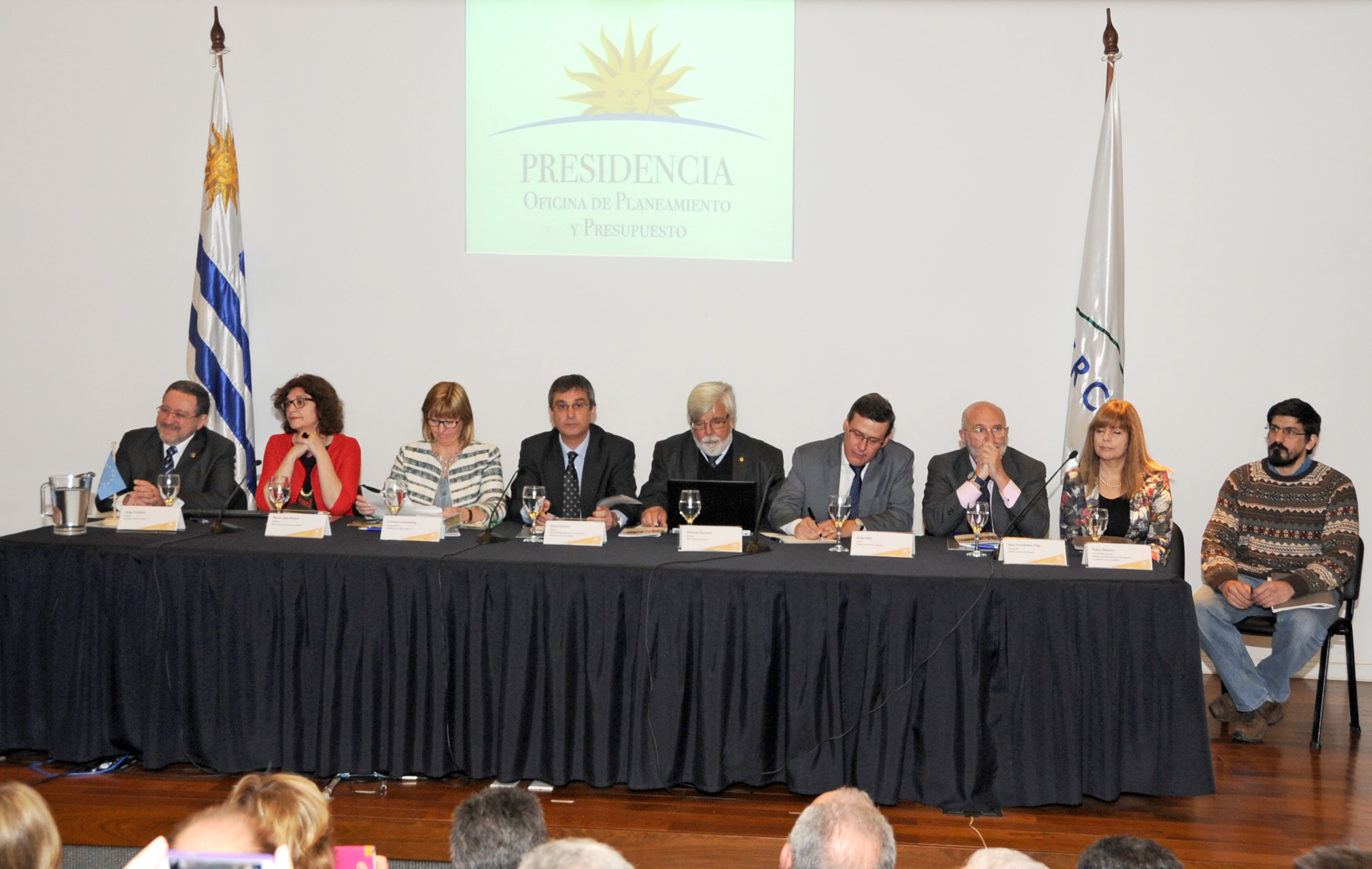 Autoridades que encabezan el acto