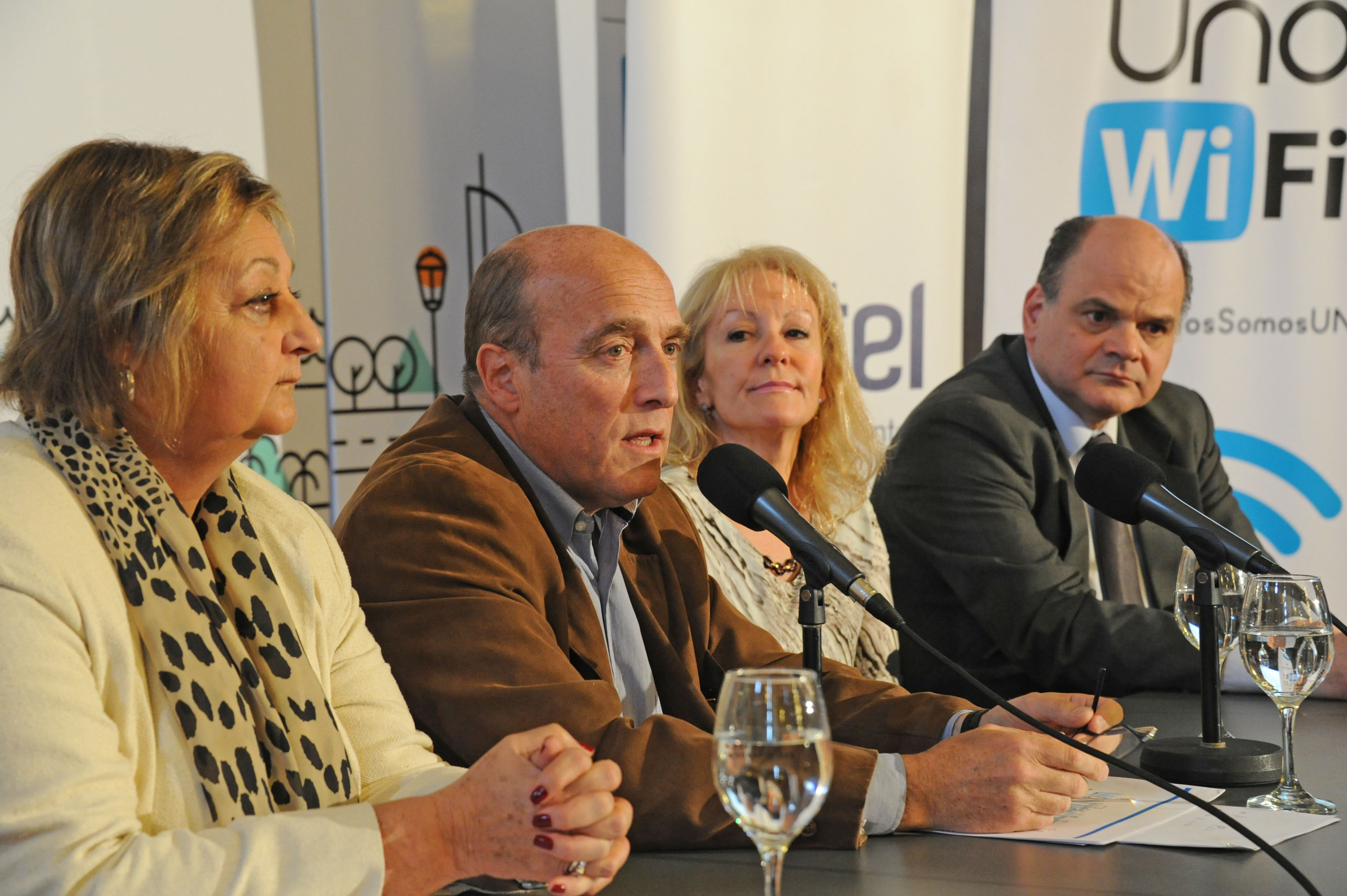 Intendente de Montevideo, Daniel Martínez hace uso de la palabra junto a Kechichian, Cosse y Tolosa
