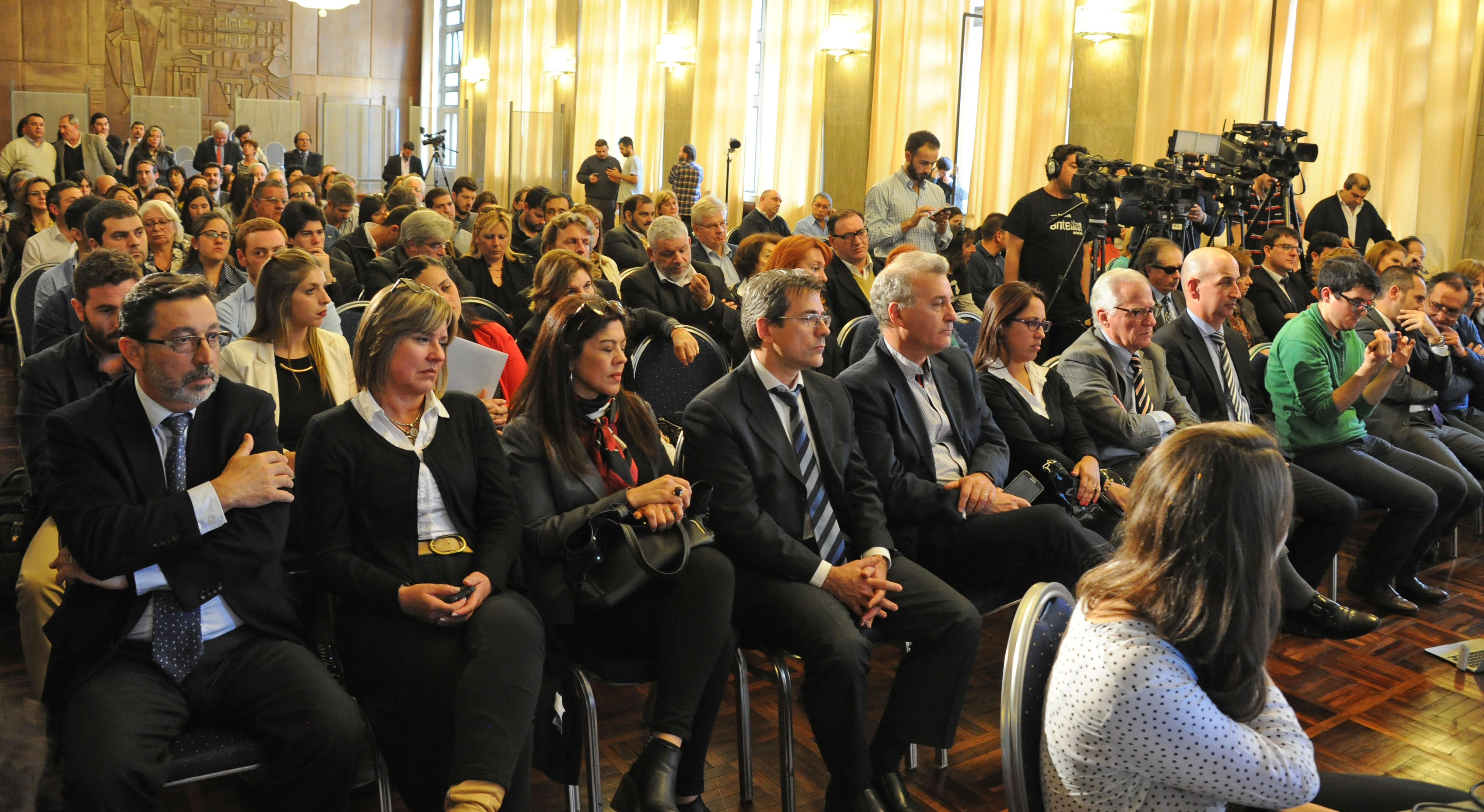 Asistentes a la firma de convenio