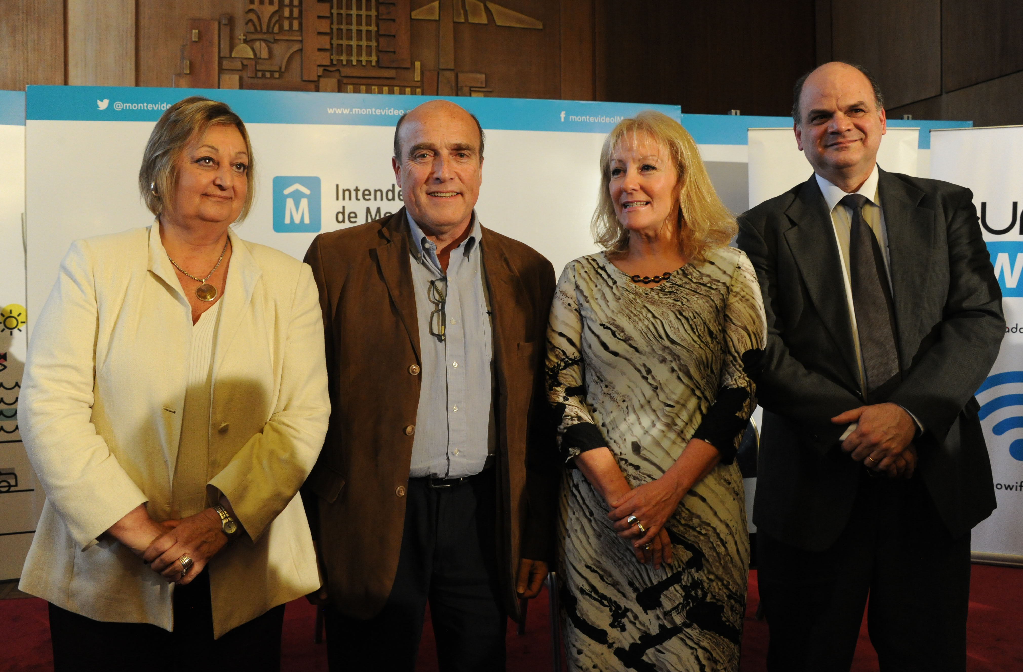 Liliam Kechichian, Daniel Martínez, Carolina Cosse y Andrés Tolosa una vez culminado la firma de convenio