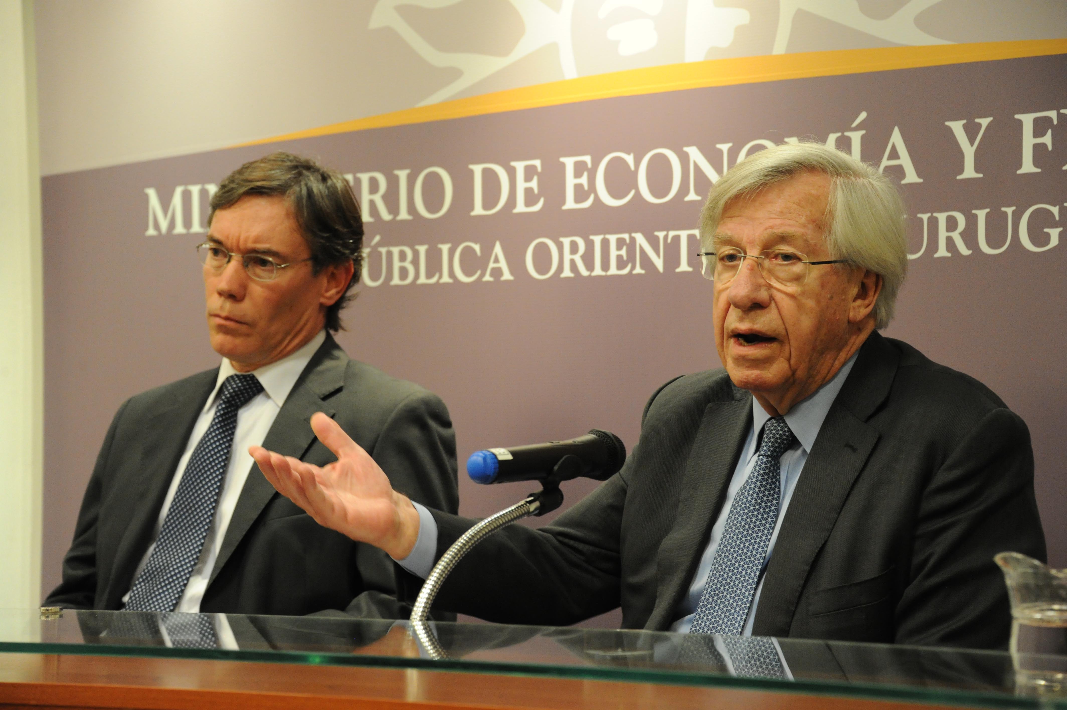 Ministro Danilo Astori junto al responsable de Inclusión Financiera, Martín Valcorba