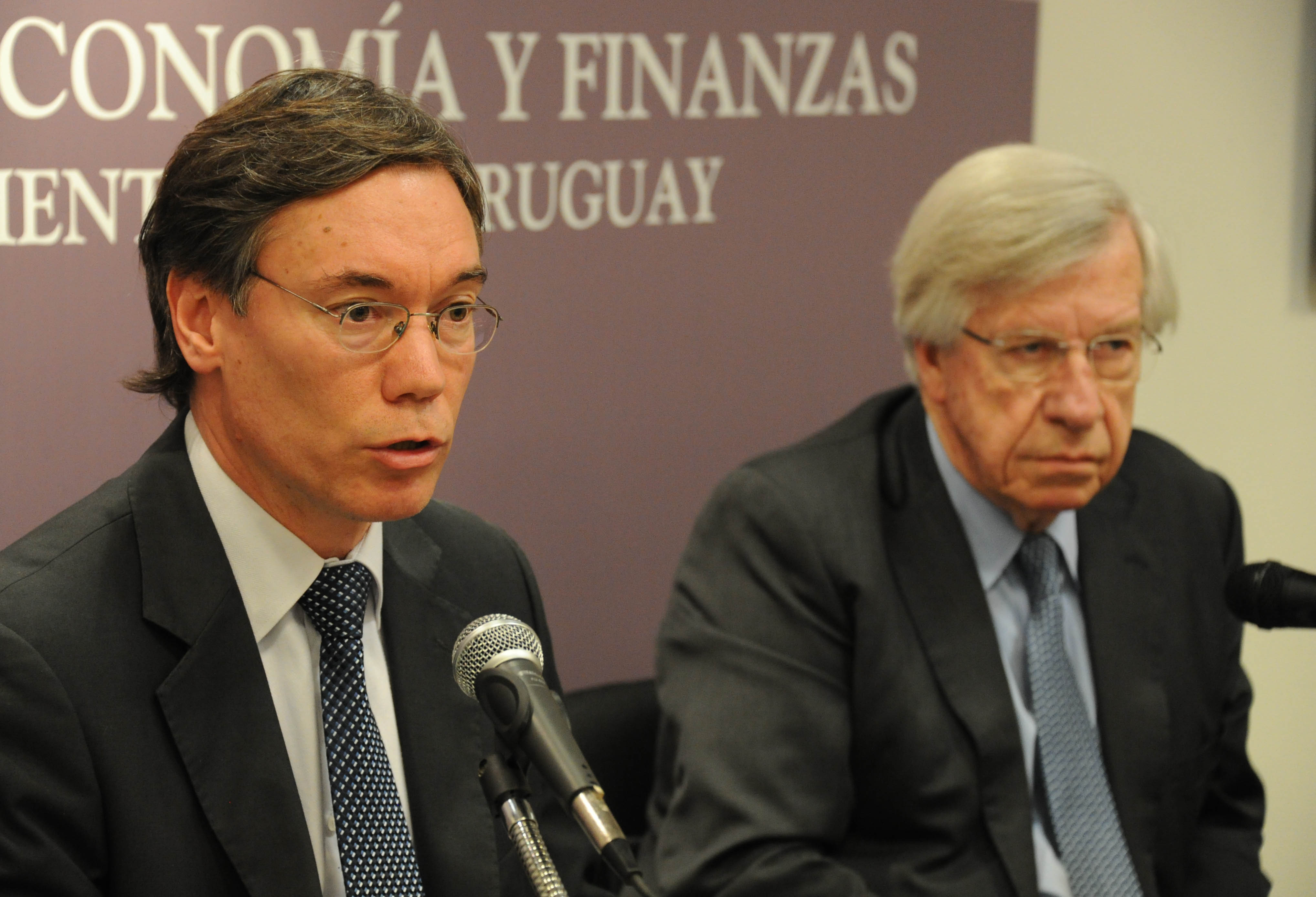 Ministro de economía, Danilo Astori junto al responsable de Inclusión Financiera, Martín Valcorba