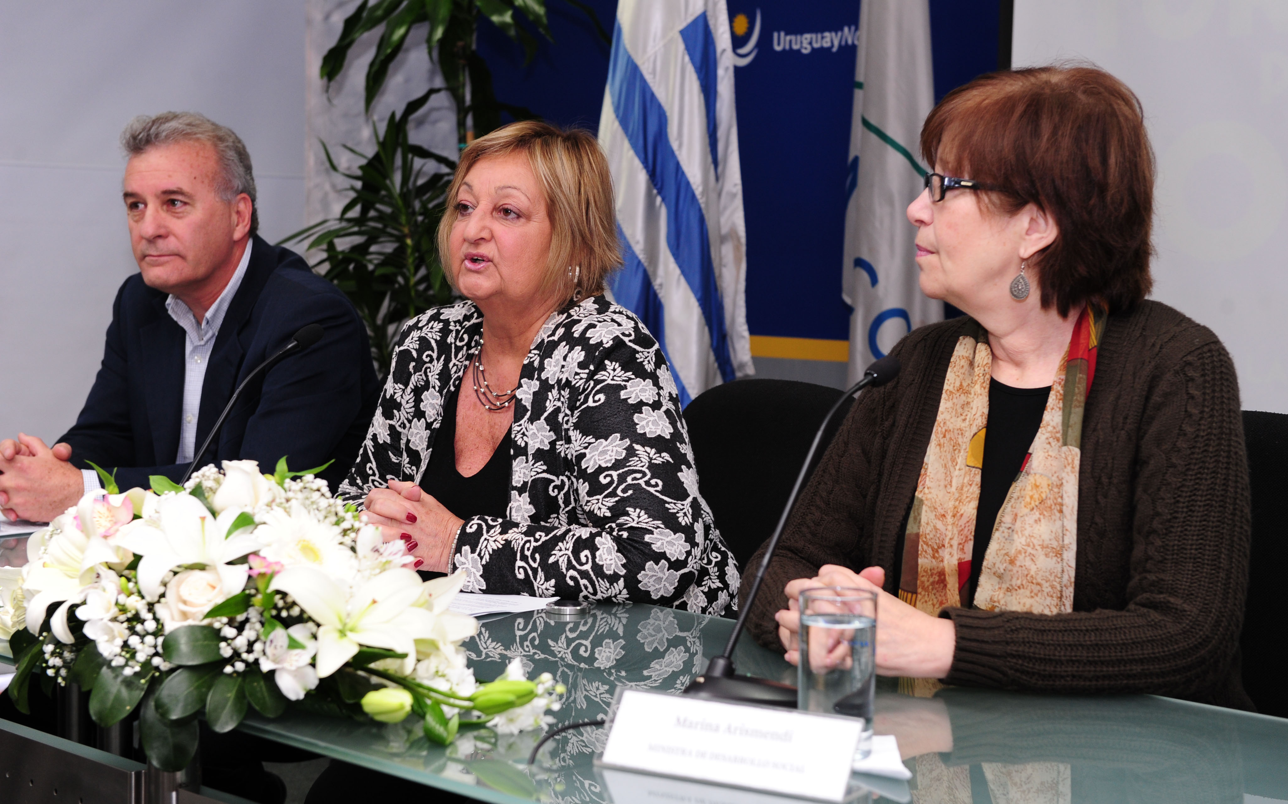 Carlos Fagetti, Lilian Kechichian y Marina Arismendi encabezando el acto de entrega de premios